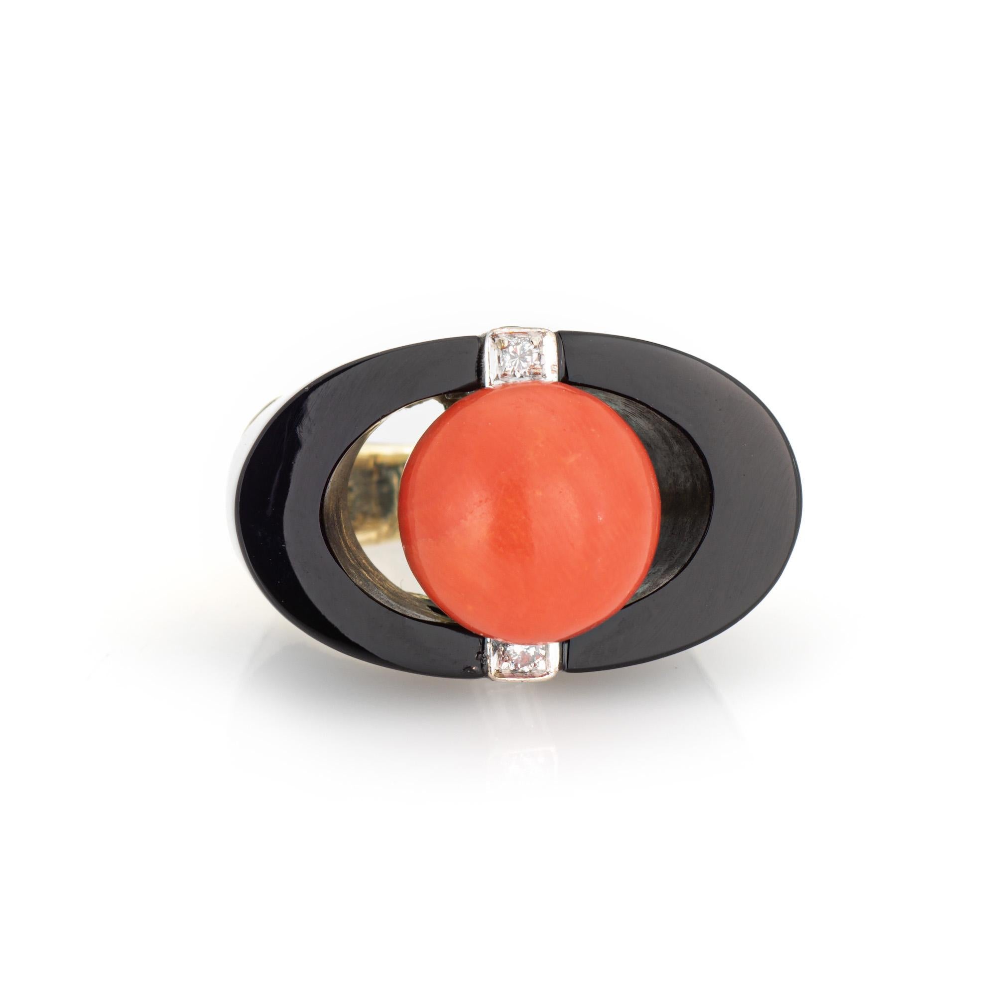 Fein gearbeiteter Vintage-Cocktailring aus 14 Karat Gelbgold mit Onyx, Koralle und Diamanten (ca. 1950er Jahre). 

Onyx misst 24 mm x 14 mm. Die Koralle misst 11 mm. Die Diamanten haben insgesamt schätzungsweise 0,12 Karat (geschätzte Farbe H-I und