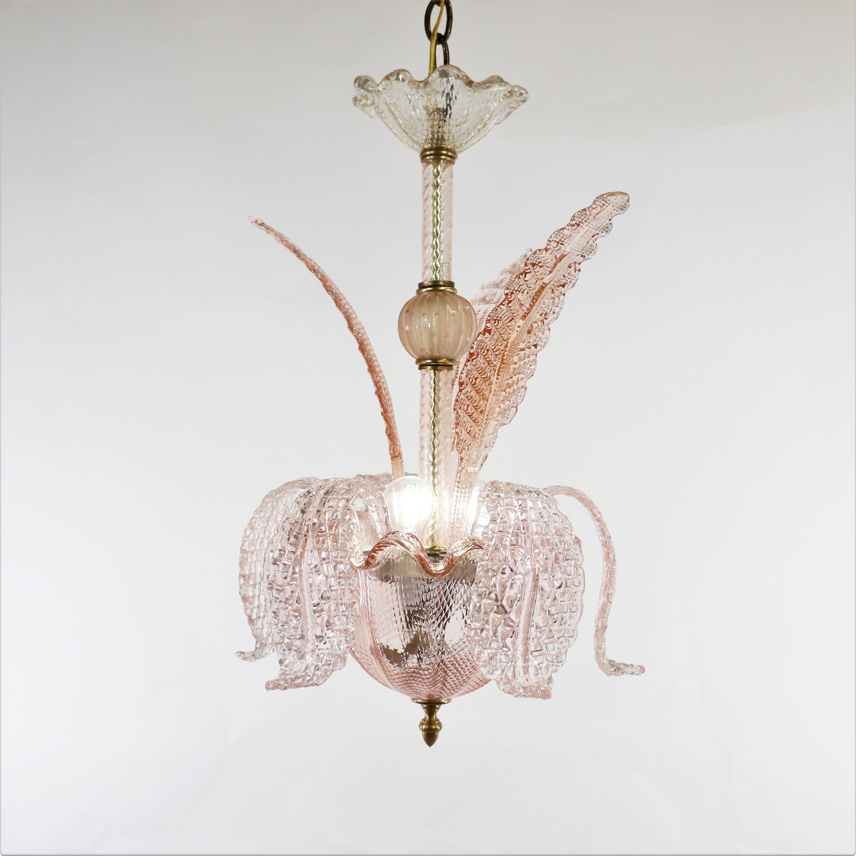 Apprezzati per la loro eleganza, l'intricatezza delle tecniche e la storia, i lampadari in vetro di Murano continuano ad aggiungere brillantezza alle case moderne e tradizionali. Non fa eccezione questo lampadario in vetro rosa pallido di metà