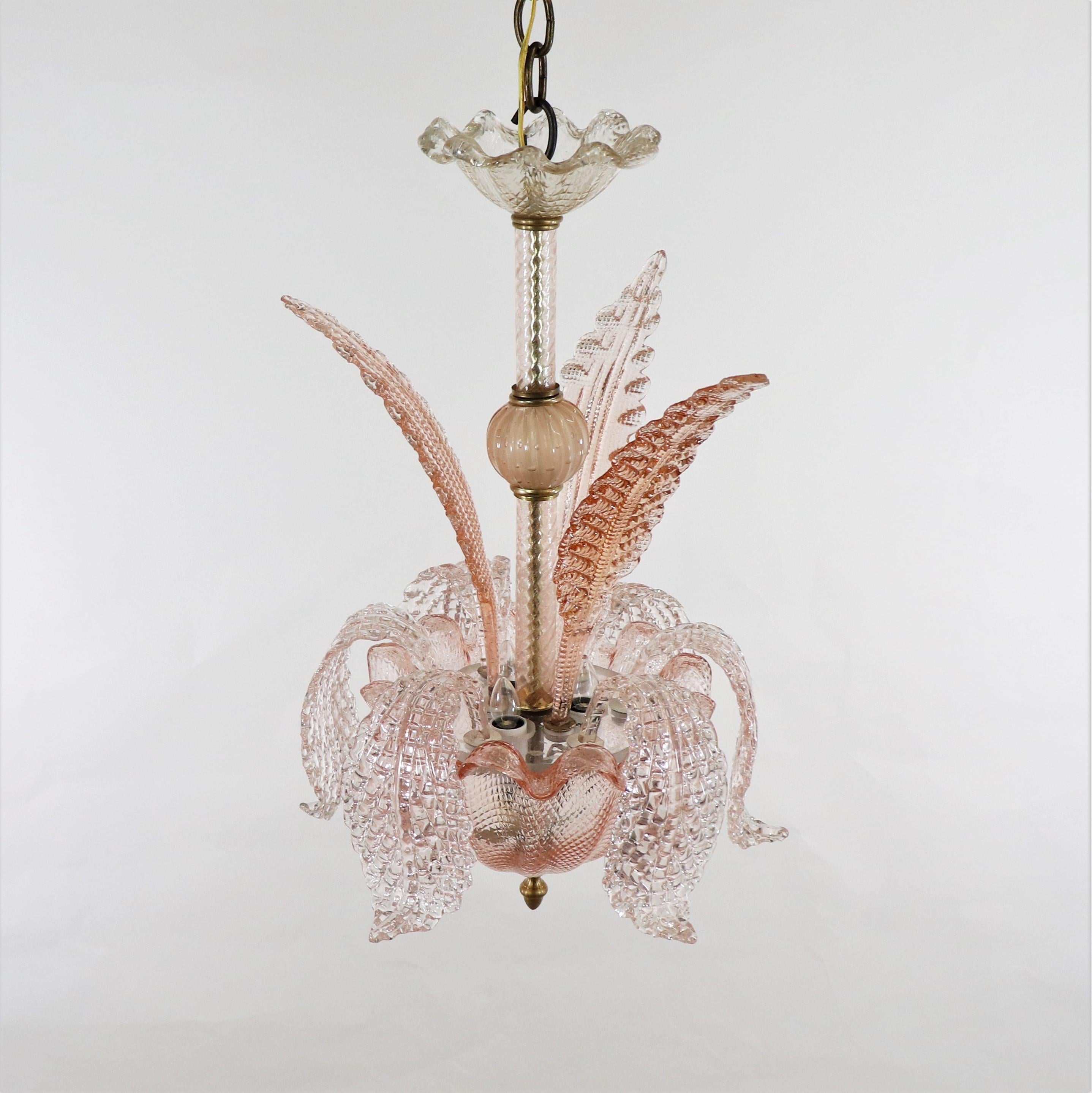 Italiano Murano di metà secolo con struttura a fronde rosa corallo attribuito a Barovier in vendita