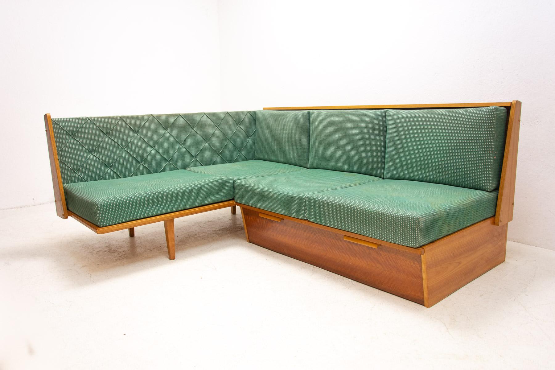 Mid Century Corner Folding Sofabed, 1960´s, Czechoslovakia In Good Condition For Sale In Prague 8, CZ