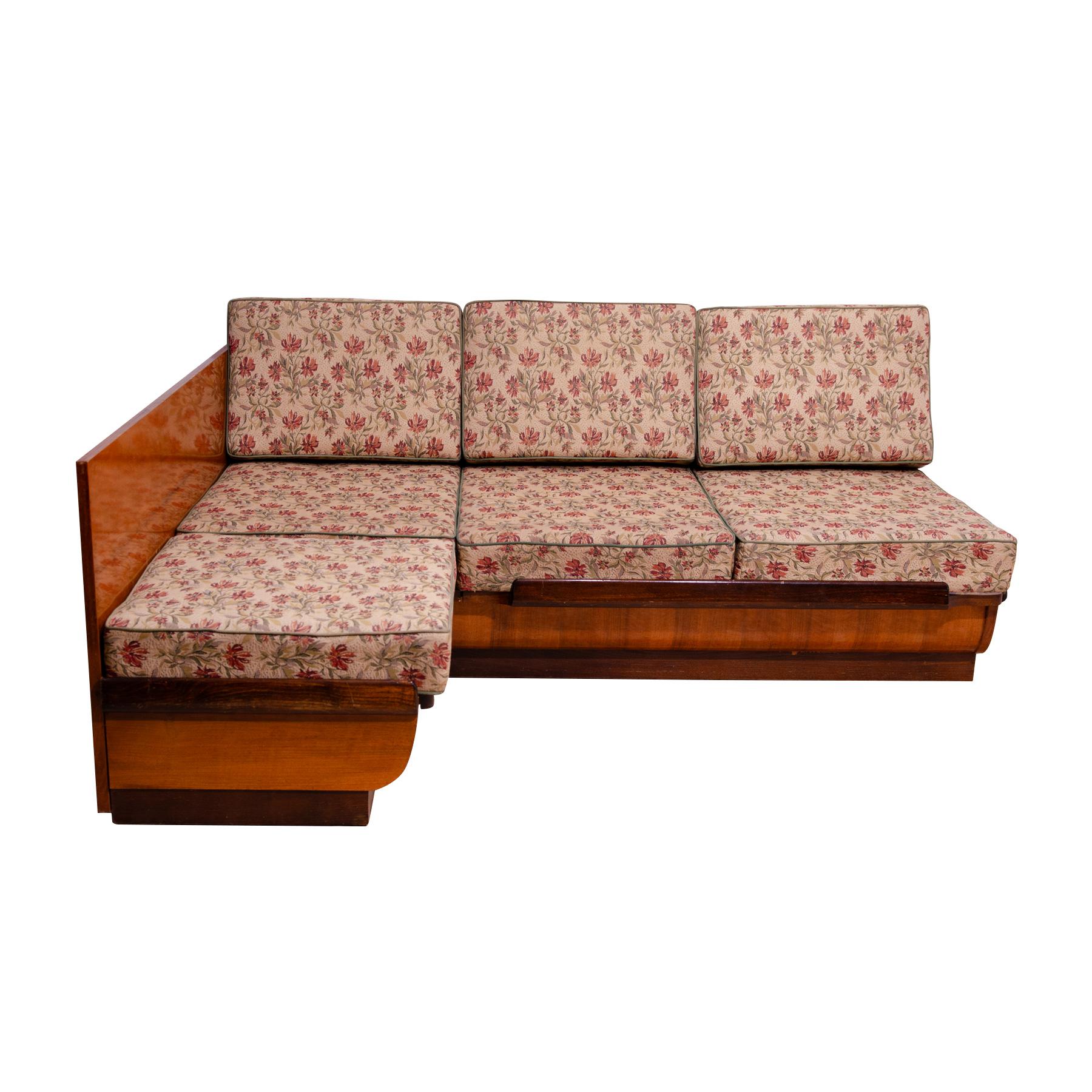 Ce canapé-lit d'angle du milieu du siècle a été conçu par Jindřich Halabala. Il a été fabriqué dans l'ancienne Tchécoslovaquie dans les années 1950. Ce canapé est doté d'une structure en bois plaqué en noyer. Le canapé est réglable pour le couchage