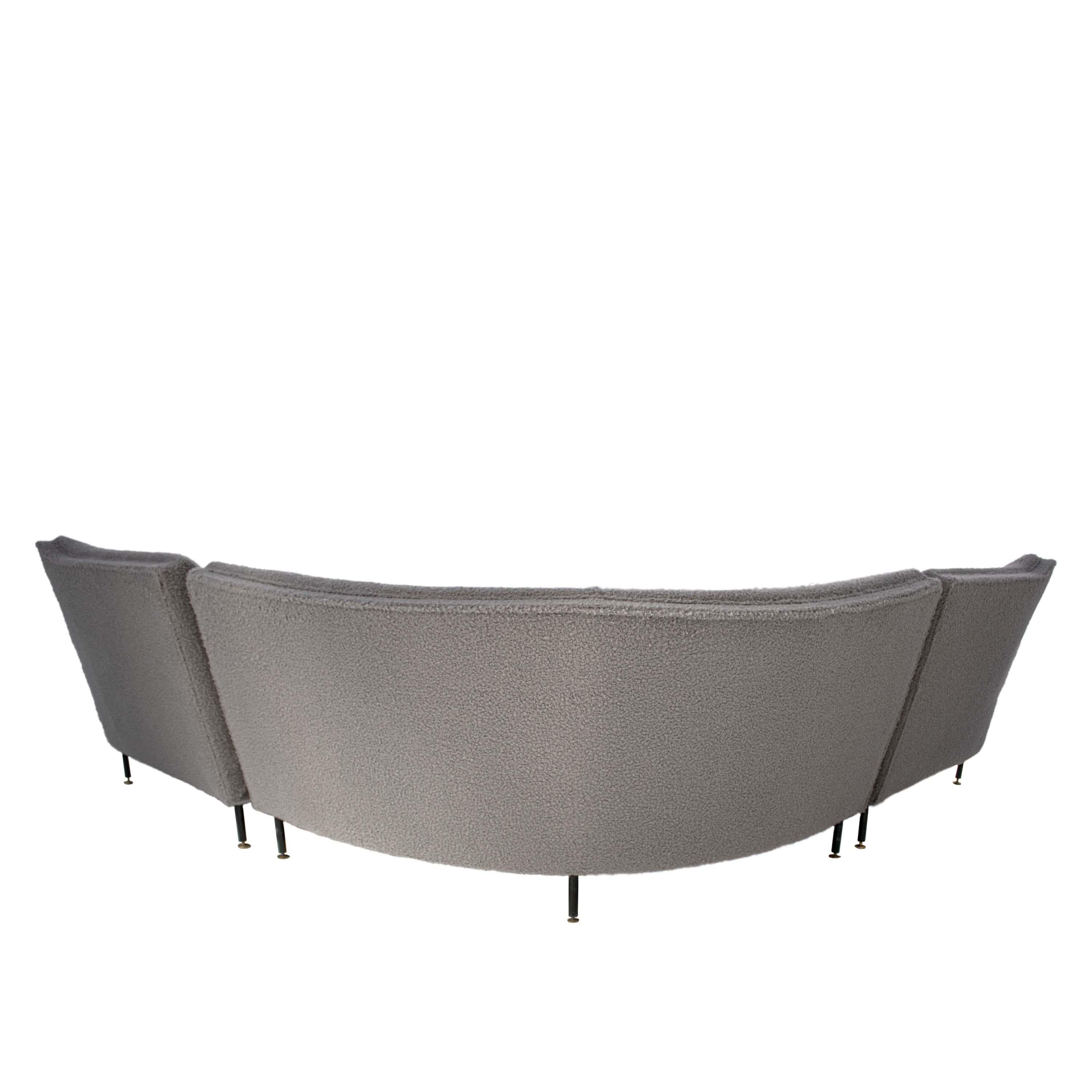 Mid-Century Modern Canapé d'angle du milieu du siècle en bouclé gris, Italie, 1950 en vente