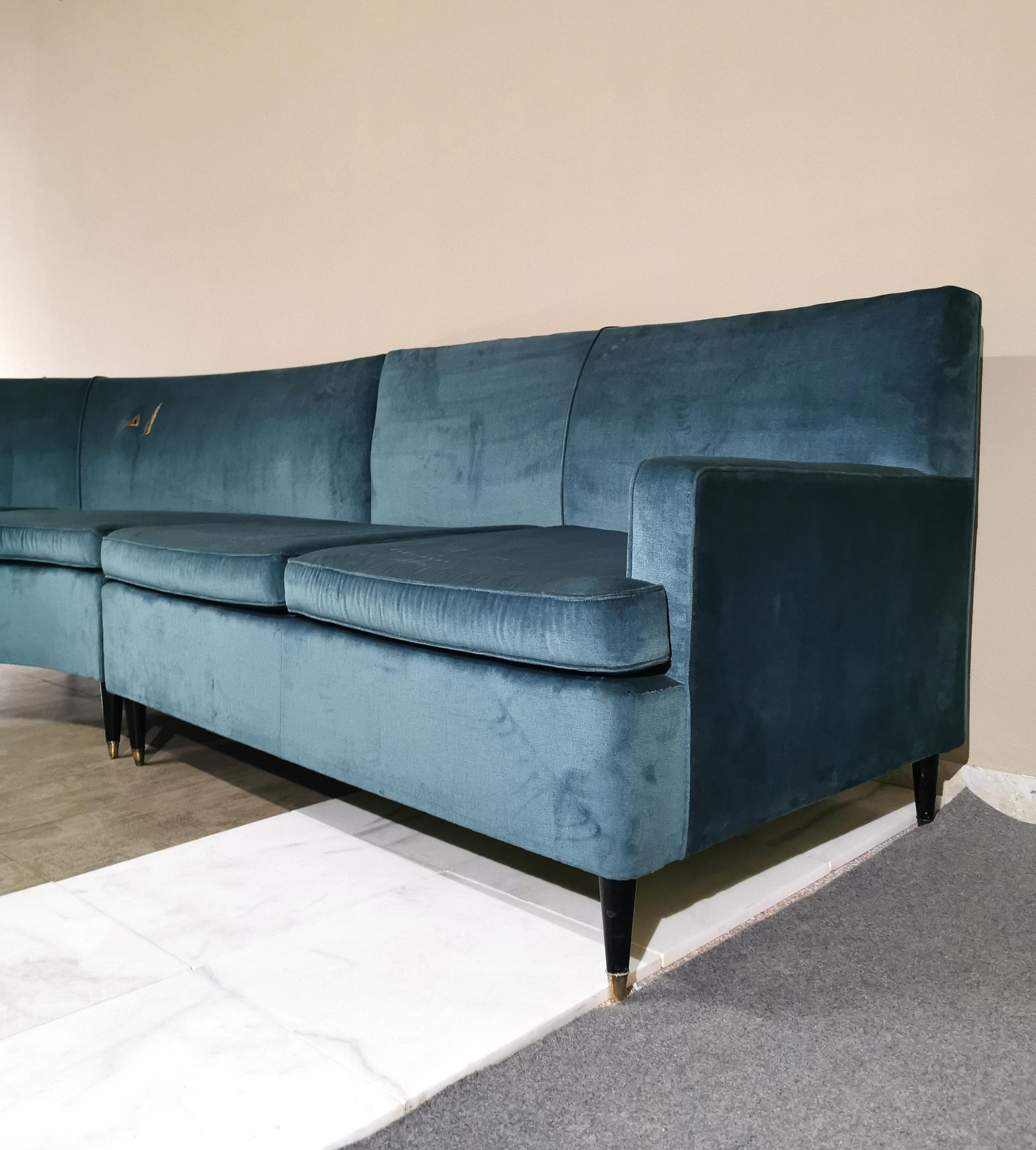 Eck-Sofa aus der Mitte des Jahrhunderts Rauch Samt Füße Holz Messing Modular Italien 60er Jahre Türkis (Moderne der Mitte des Jahrhunderts) im Angebot