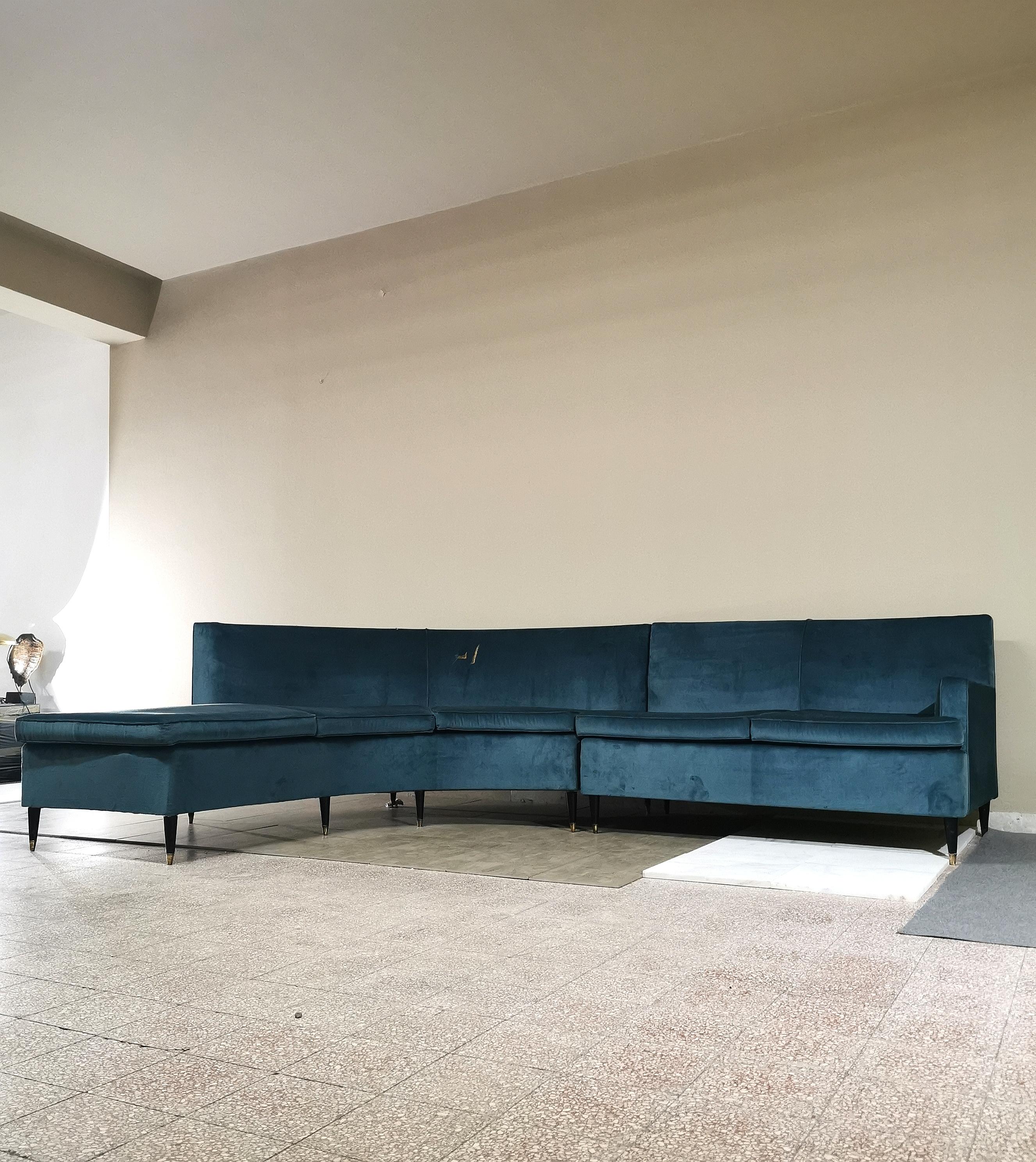 Eck-Sofa aus der Mitte des Jahrhunderts Rauch Samt Füße Holz Messing Modular Italien 60er Jahre Türkis im Zustand „Relativ gut“ im Angebot in Palermo, IT