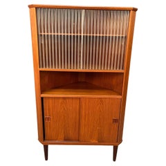 Mid Century Eckschrank aus Teakholz mit Glasschiebetüren 1960er Jahre Circa