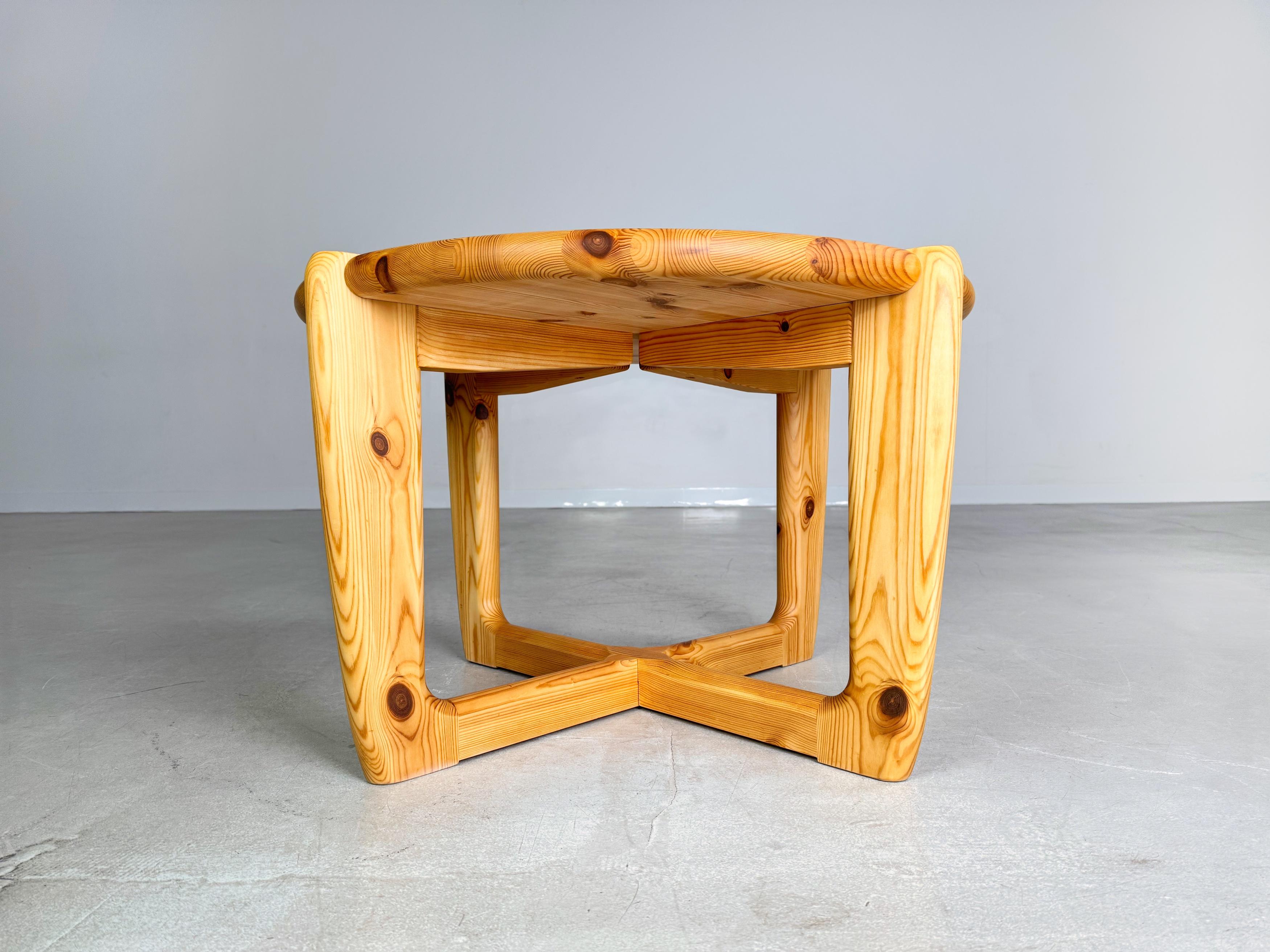 Nous proposons à la vente une magnifique table à manger de Niels Bach en bois massif. Cette table date des années 1960/1970 et se distingue notamment par sa grande stabilité et son grand plateau d'environ 80 cm.

Zustand : Très bon état, avec des