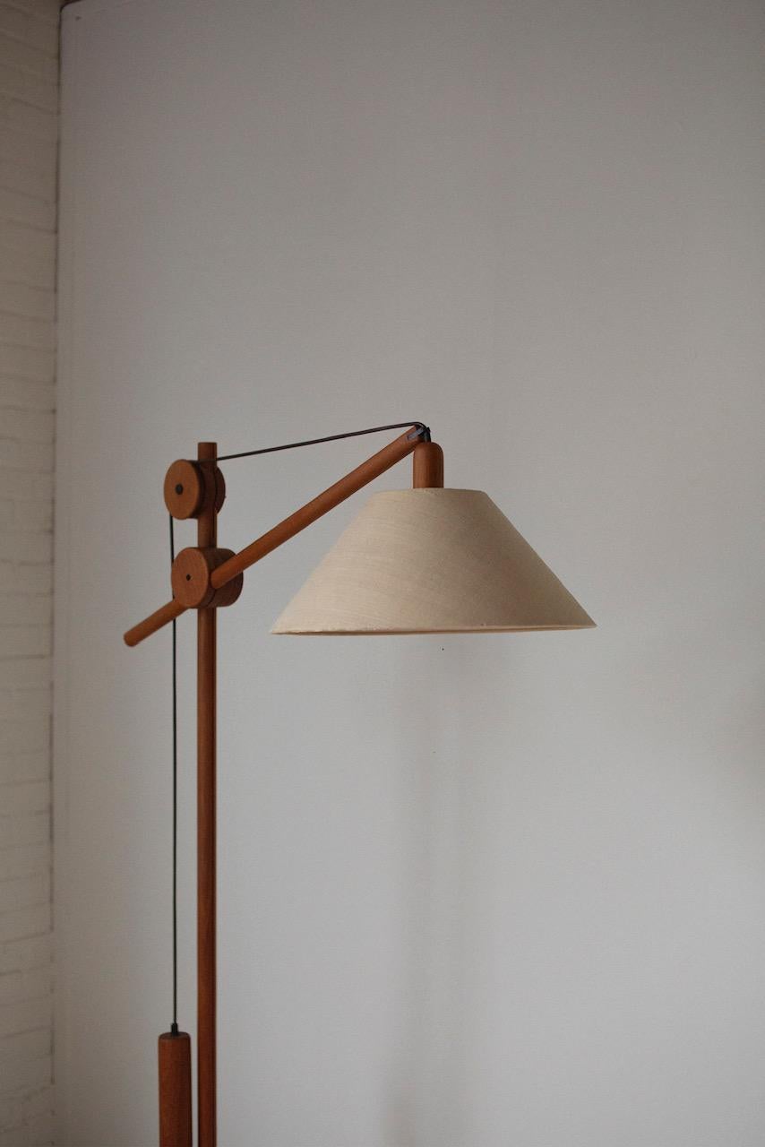 Diese schöne Teakholz-Balance-Lampe stammt aus den 70er Jahren und ist komplett im Originalzustand. Es ist ein echtes Statement aus der Mitte des Jahrhunderts, wenn Sie mich fragen. 

Der Teakholzrahmen hat einen verstellbaren Arm und ein
