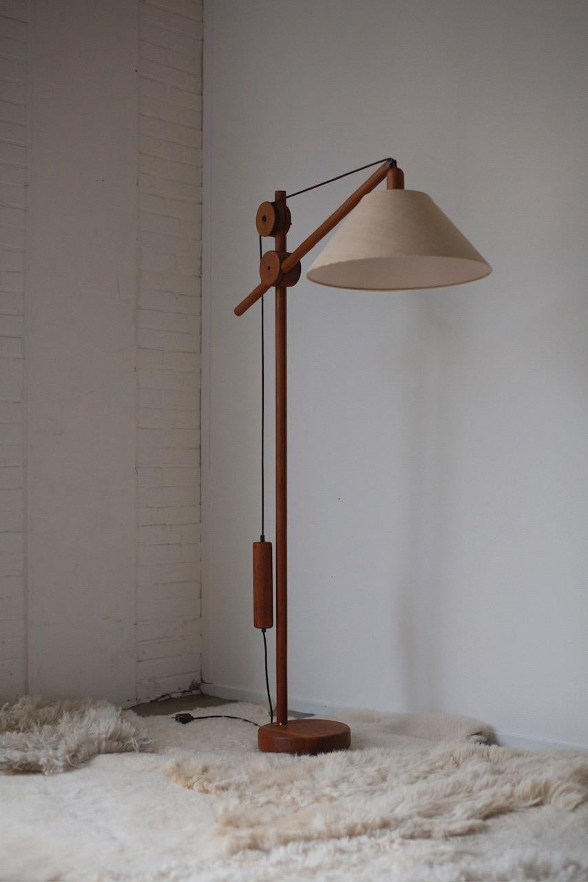 Mid-Century counter balance Stehlampe Teakholz-Seidenschirm 70er Jahre (Moderne der Mitte des Jahrhunderts) im Angebot