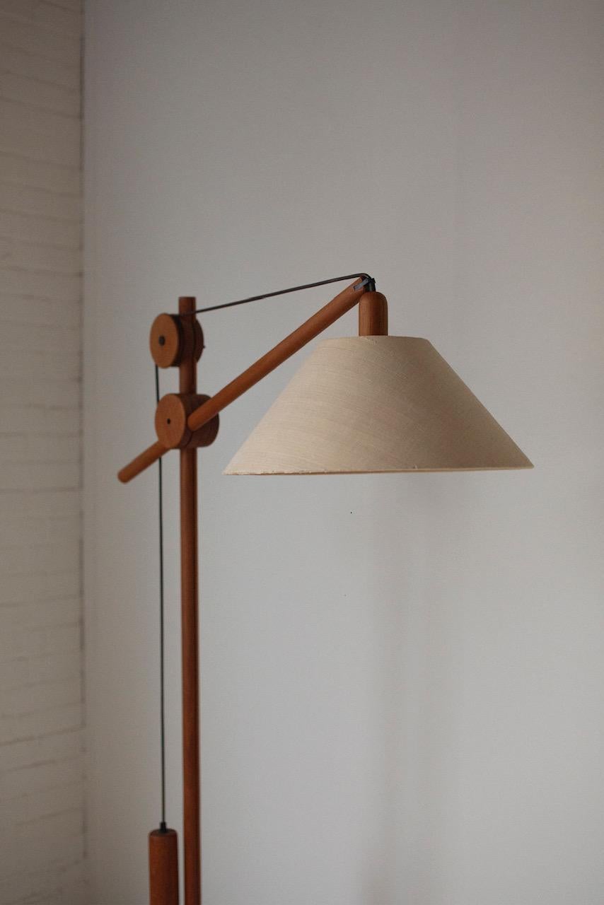Mid-Century counter balance Stehlampe Teakholz-Seidenschirm 70er Jahre (Dänisch) im Angebot