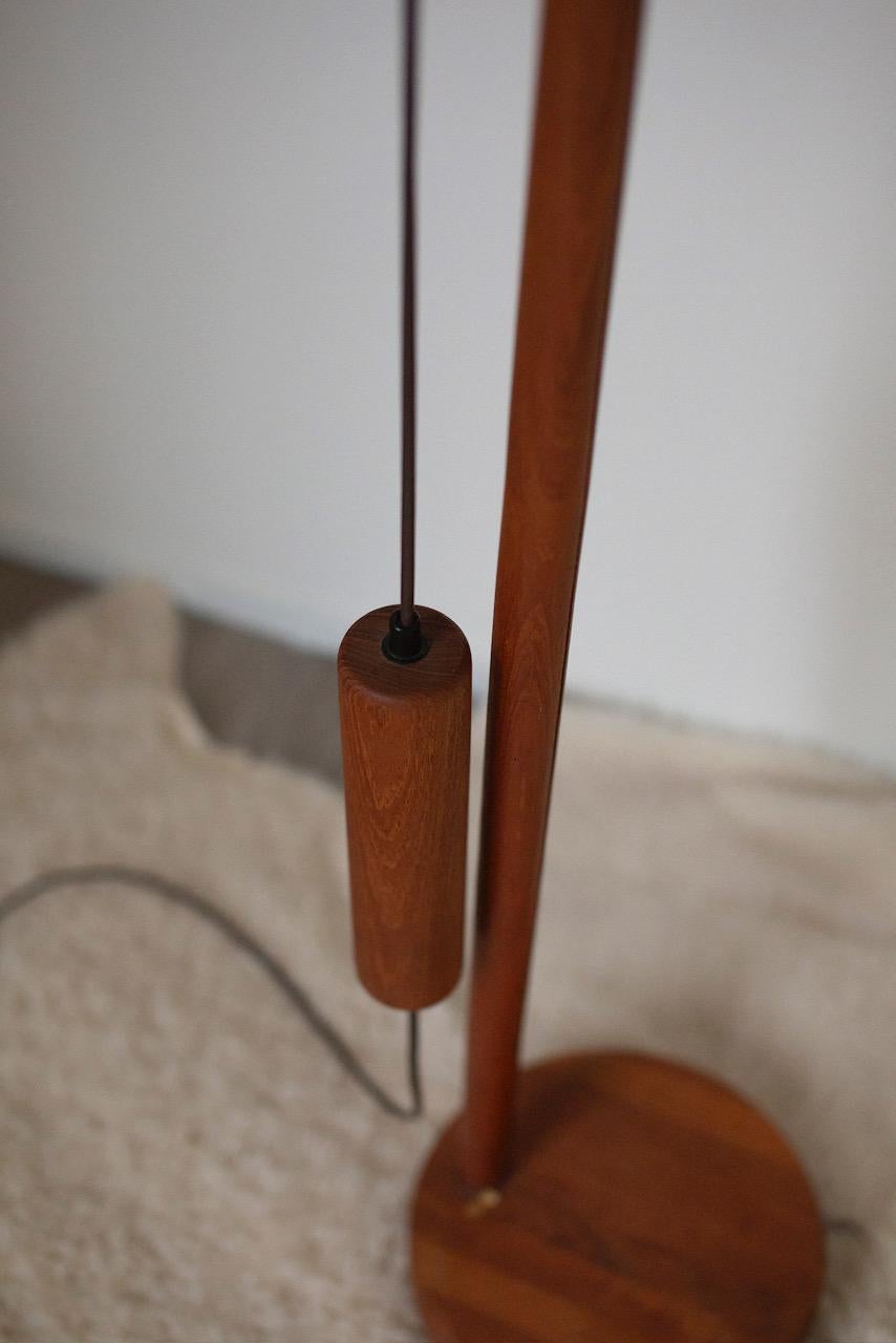 Mid-century counter balance floorlamp teak silk shade 70's In Good Condition For Sale In GOOR, NL