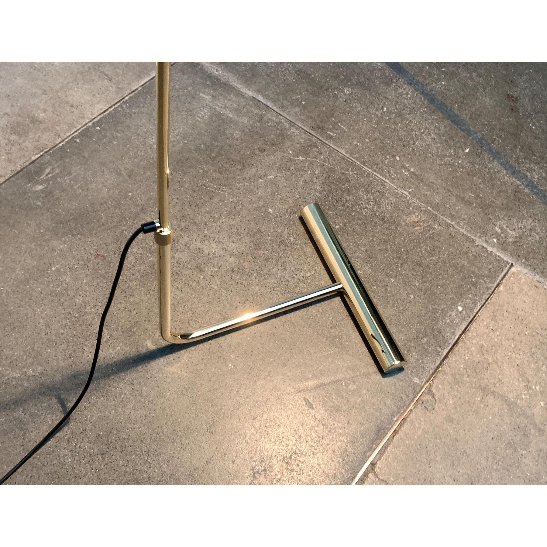 Lampadaire en laiton à contrepoids du milieu du siècle, années 1960 en vente 5
