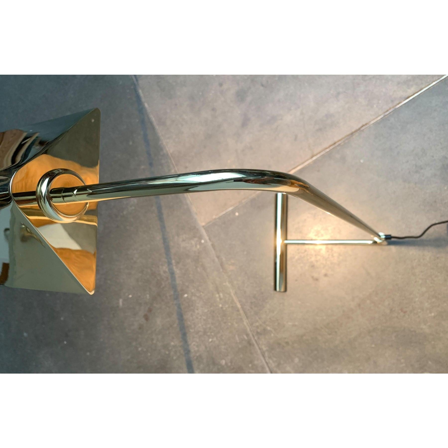 Elegant lampadaire en laiton.

Le design convainc par sa finesse et la combinaison du porte-à-faux et du contrepoids. La lampe comporte deux pôles qui sont reliés à un bras coudé. La tête de la lampe se trouve en haut. En face, un élégant