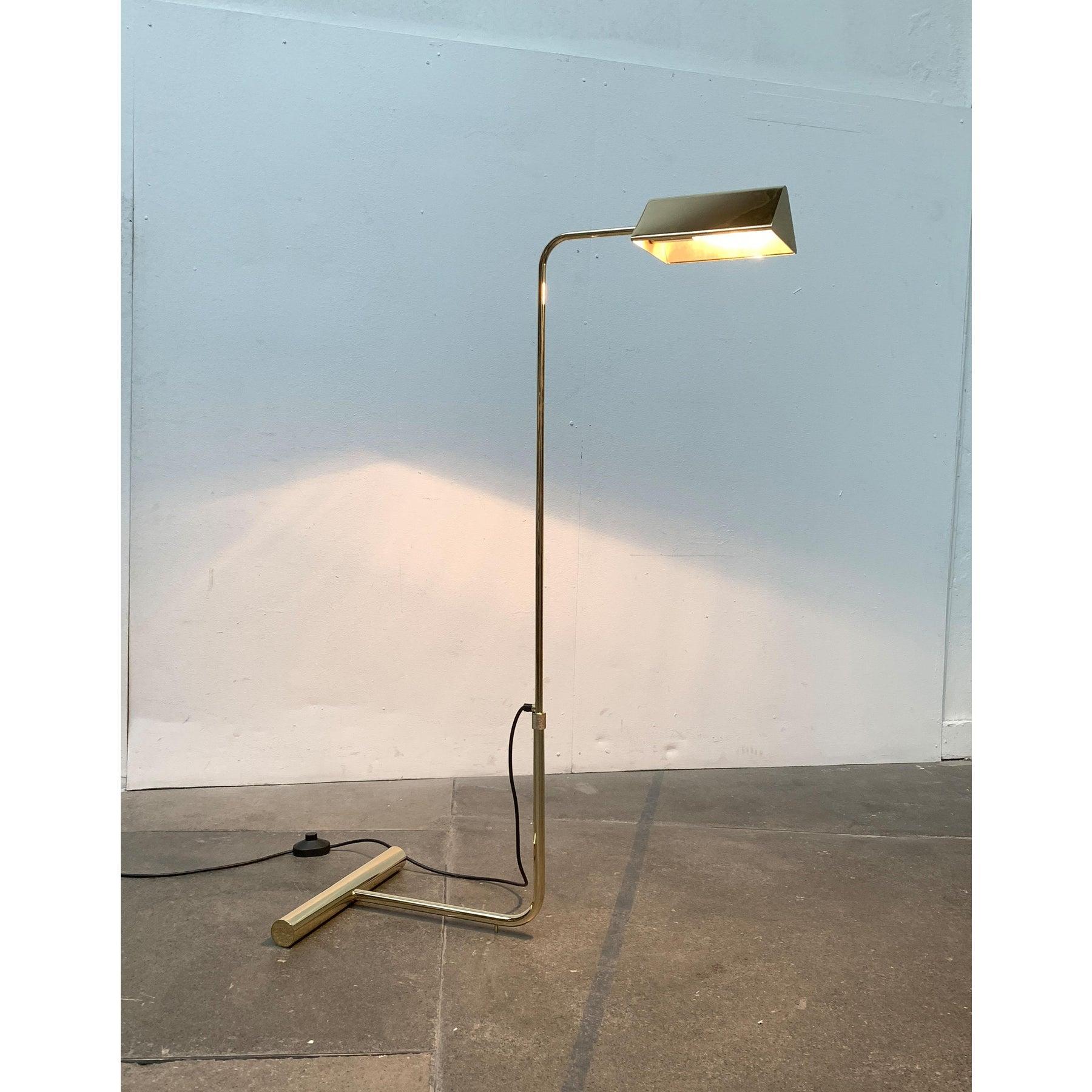 Lampadaire en laiton à contrepoids du milieu du siècle, années 1960 Excellent état - En vente à Hamburg, DE