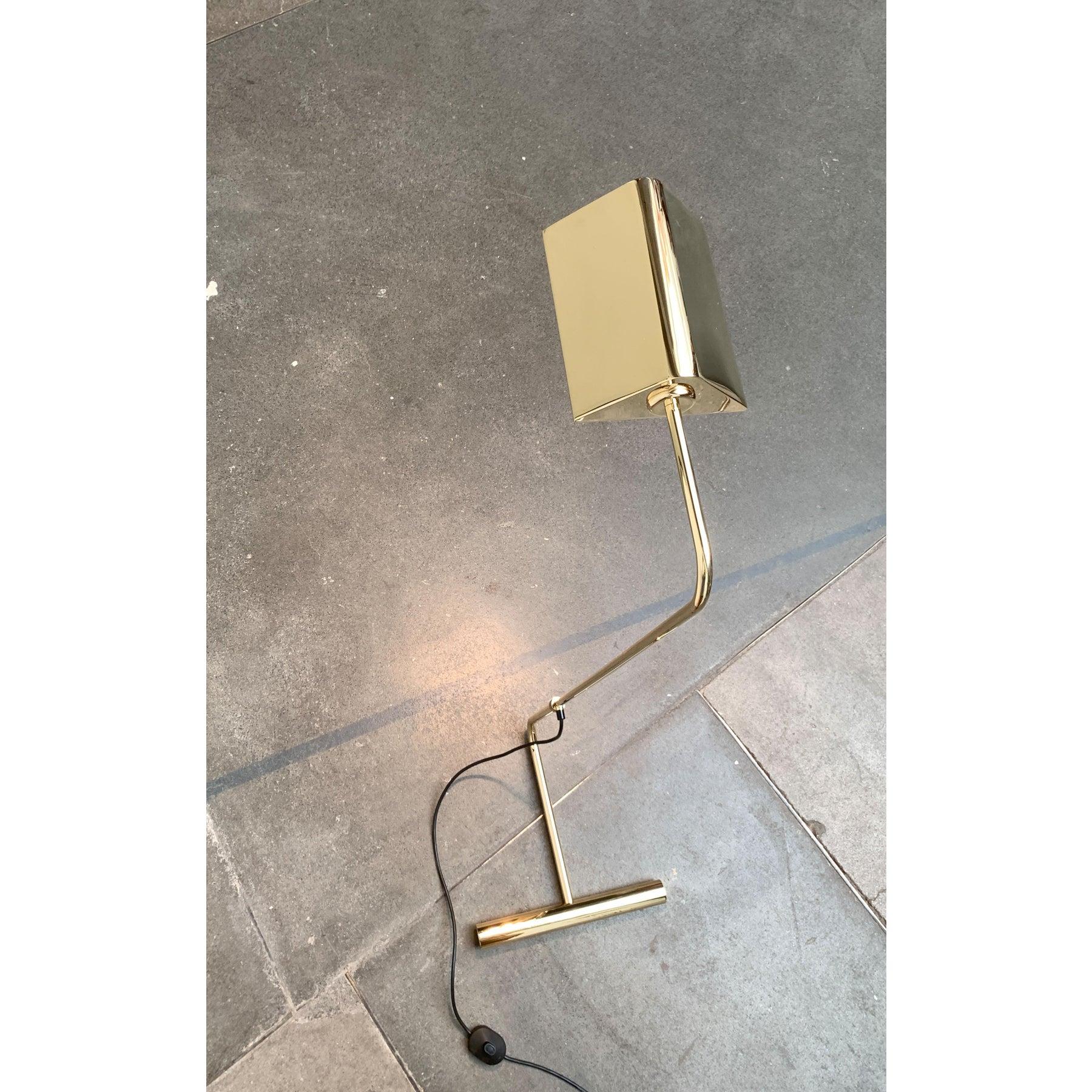 Lampadaire en laiton à contrepoids du milieu du siècle, années 1960 en vente 1