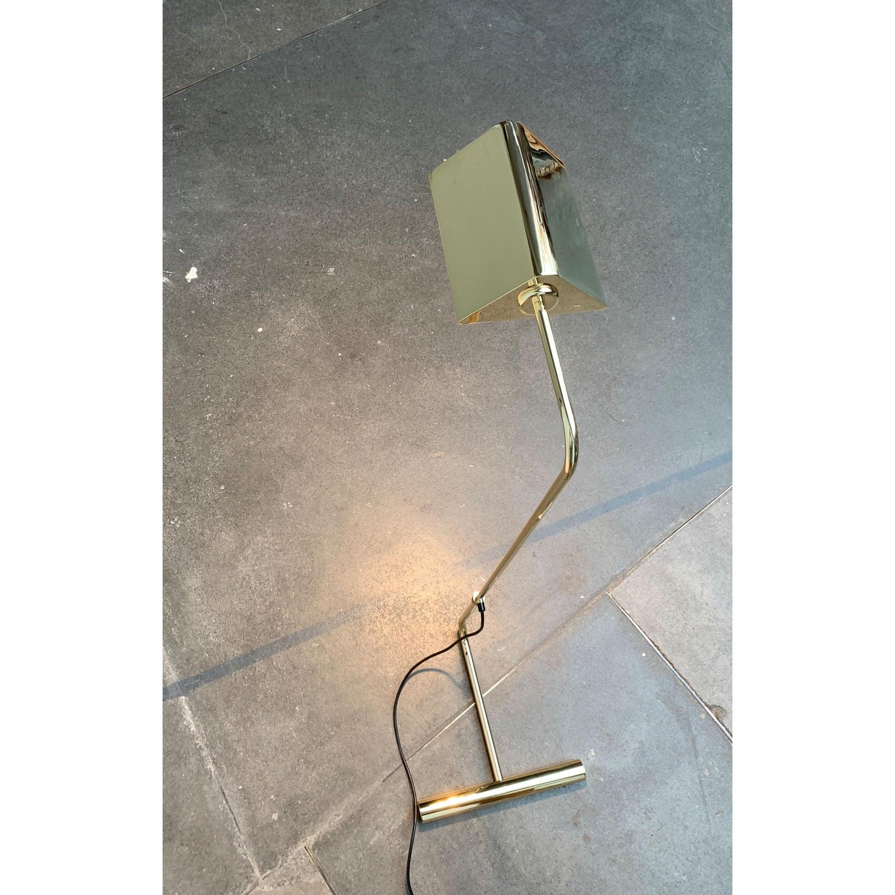 Lampadaire en laiton à contrepoids du milieu du siècle, années 1960 en vente 2