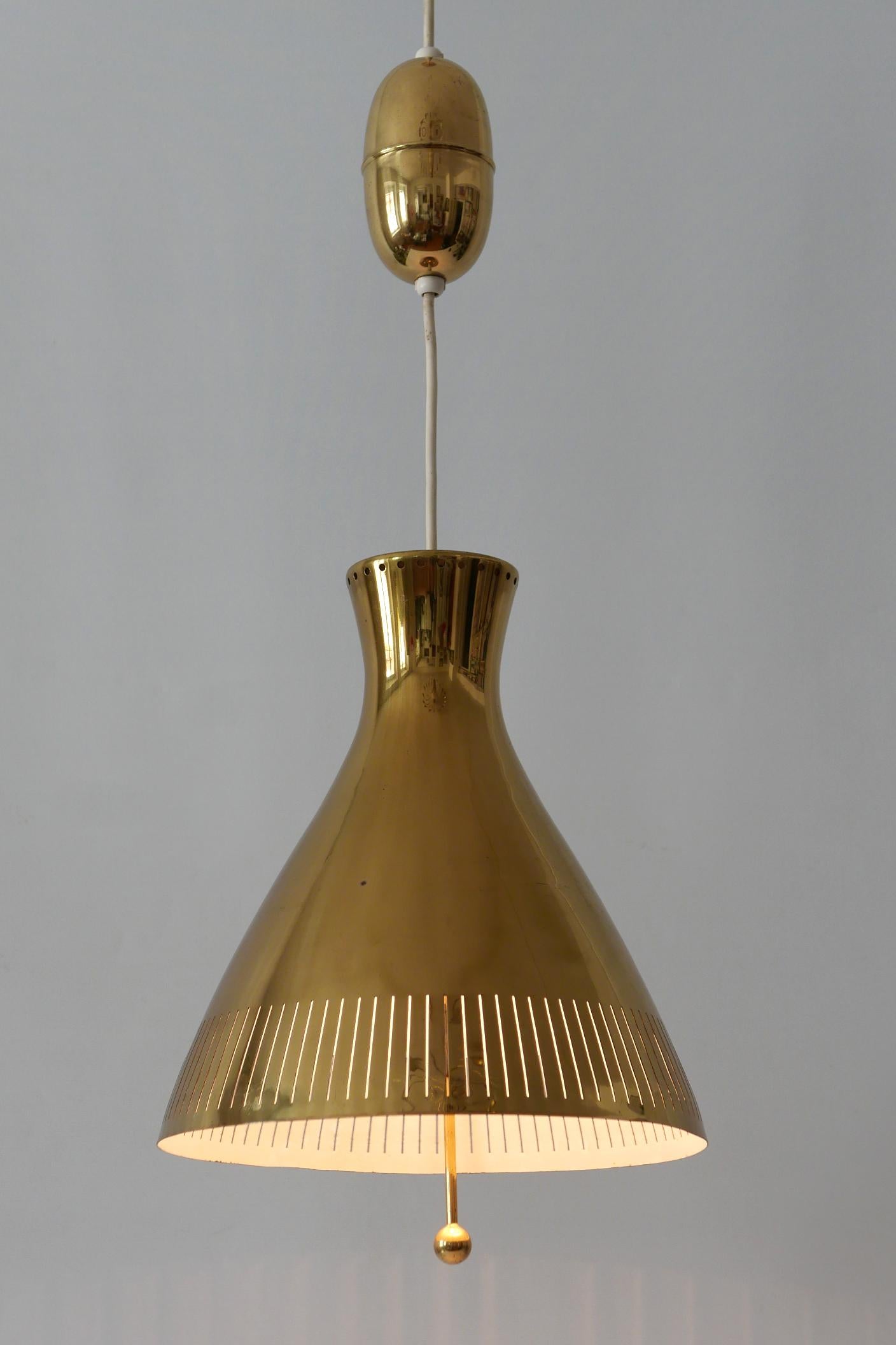 Midcentury Counterweight Brass Pendant Lamp by Vereinigte Werkstätten, 1960s In Good Condition In Munich, DE