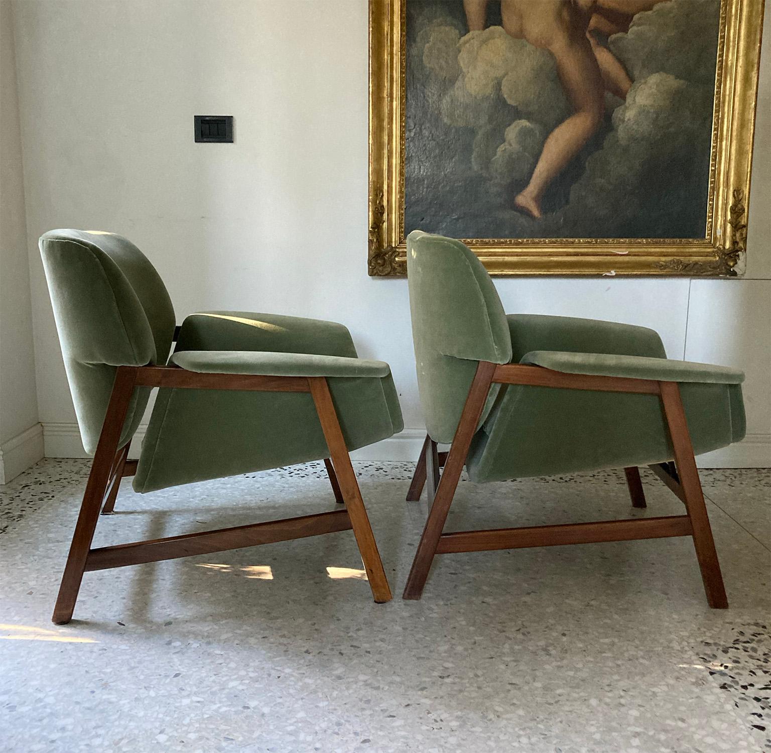 Pair of elegant armchairs, model '849', designed by Gianfranco Frattini for Cassina in circa 1956, walnut with New upholstered Verde Salvia Green velvet.
This model features a walnut frame which holds the seat and backrest. A shell forms the seat