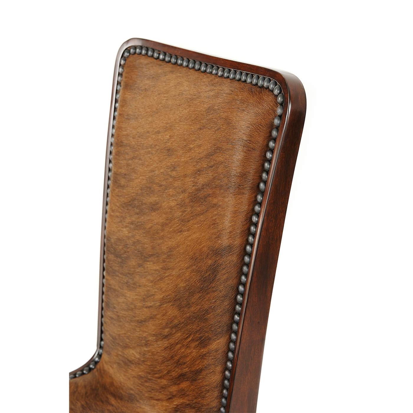 Silla auxiliar de estilo moderno de mediados de siglo, con respaldo y asiento acolchados y decorados con tachuelas, sobre patas torneadas y separadas. 
Dimensiones: 19,75
