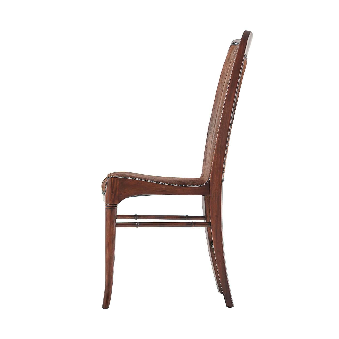 Silla auxiliar de cuero de vaca Mid Century (Juego de 2) Moderno de mediados de siglo en venta
