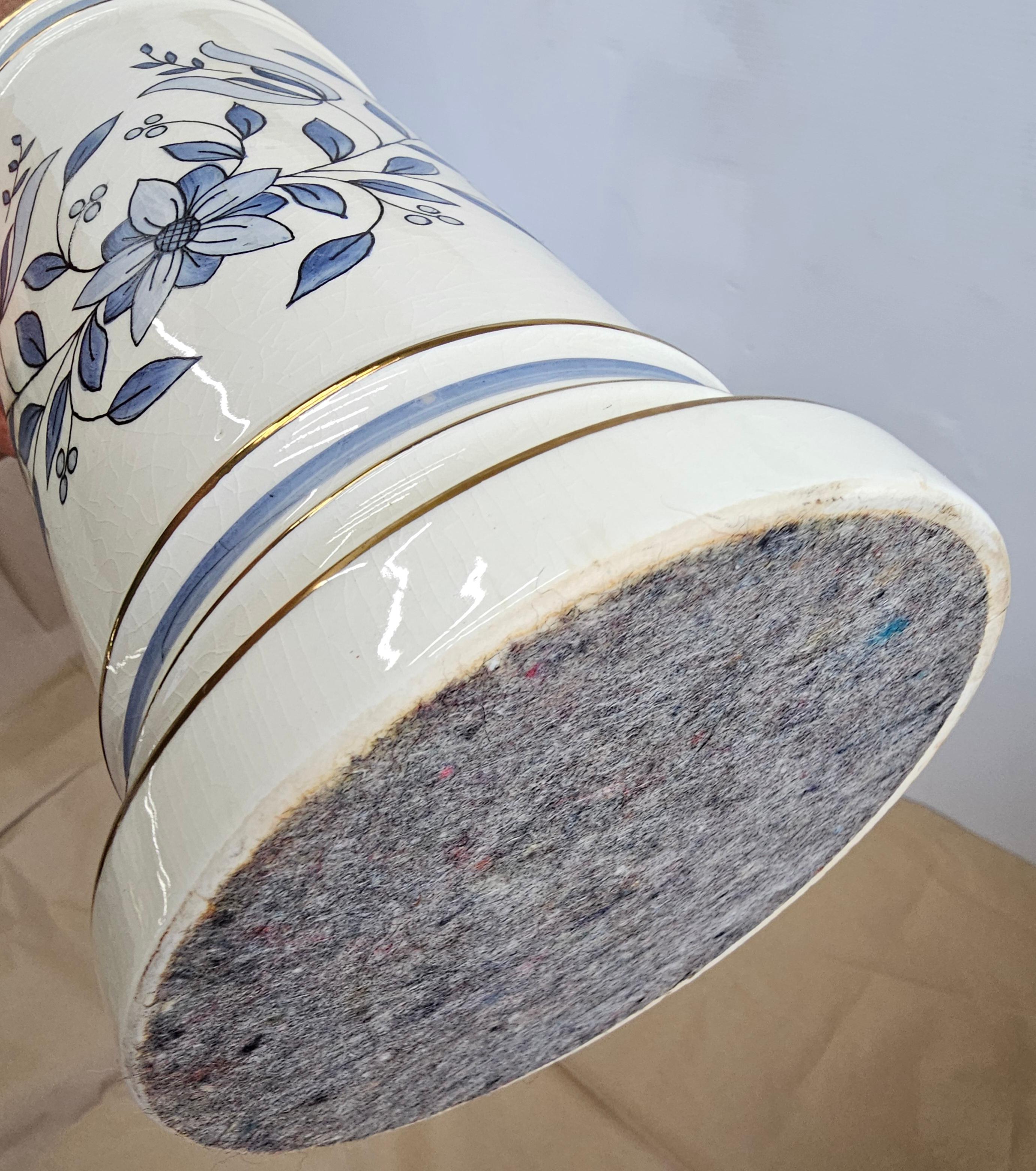 Lampada da tavolo in porcellana con finitura crepata di metà secolo con fiori bianchi e blu in vendita 2
