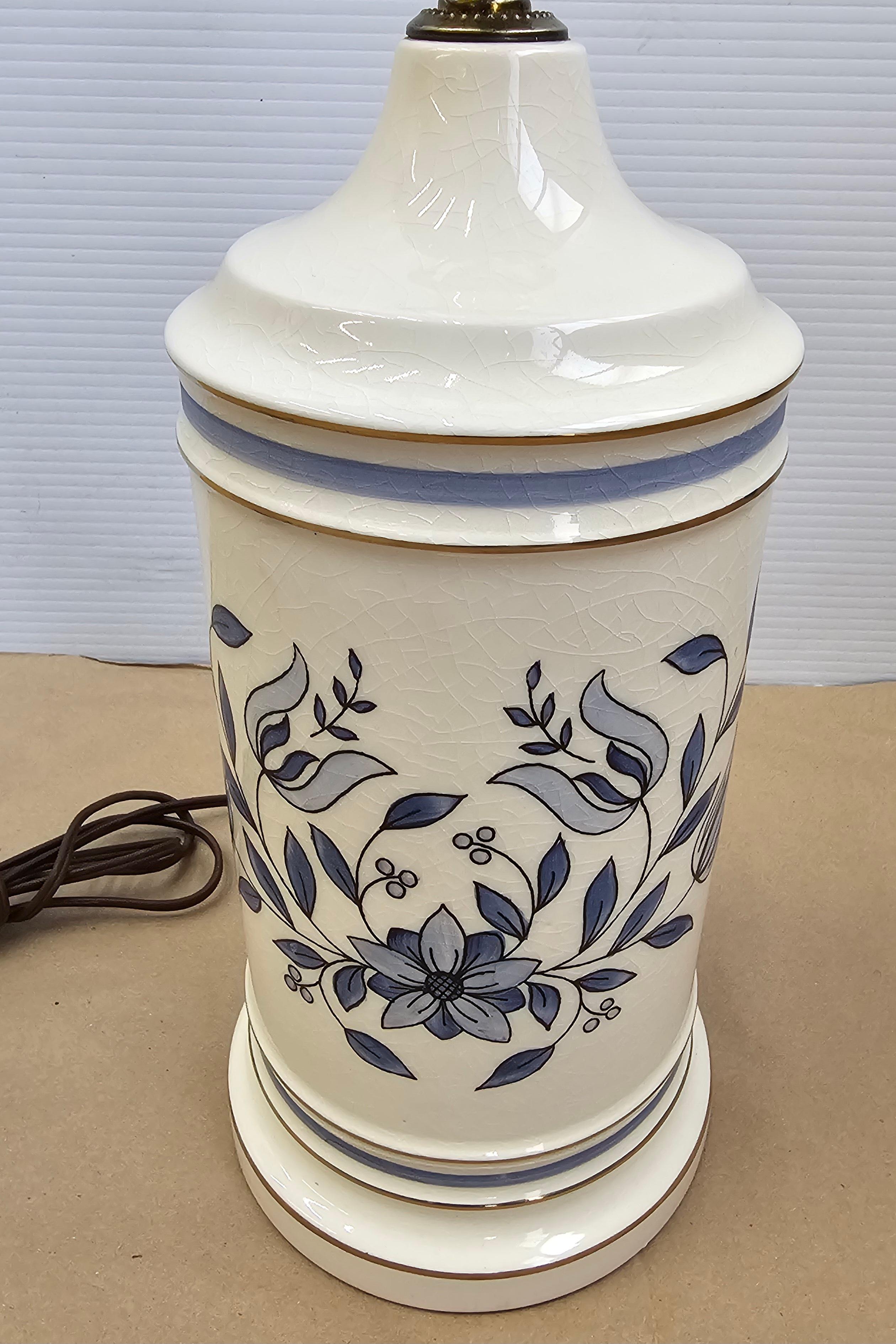 Mid-Century moderno Lampada da tavolo in porcellana con finitura crepata di metà secolo con fiori bianchi e blu in vendita