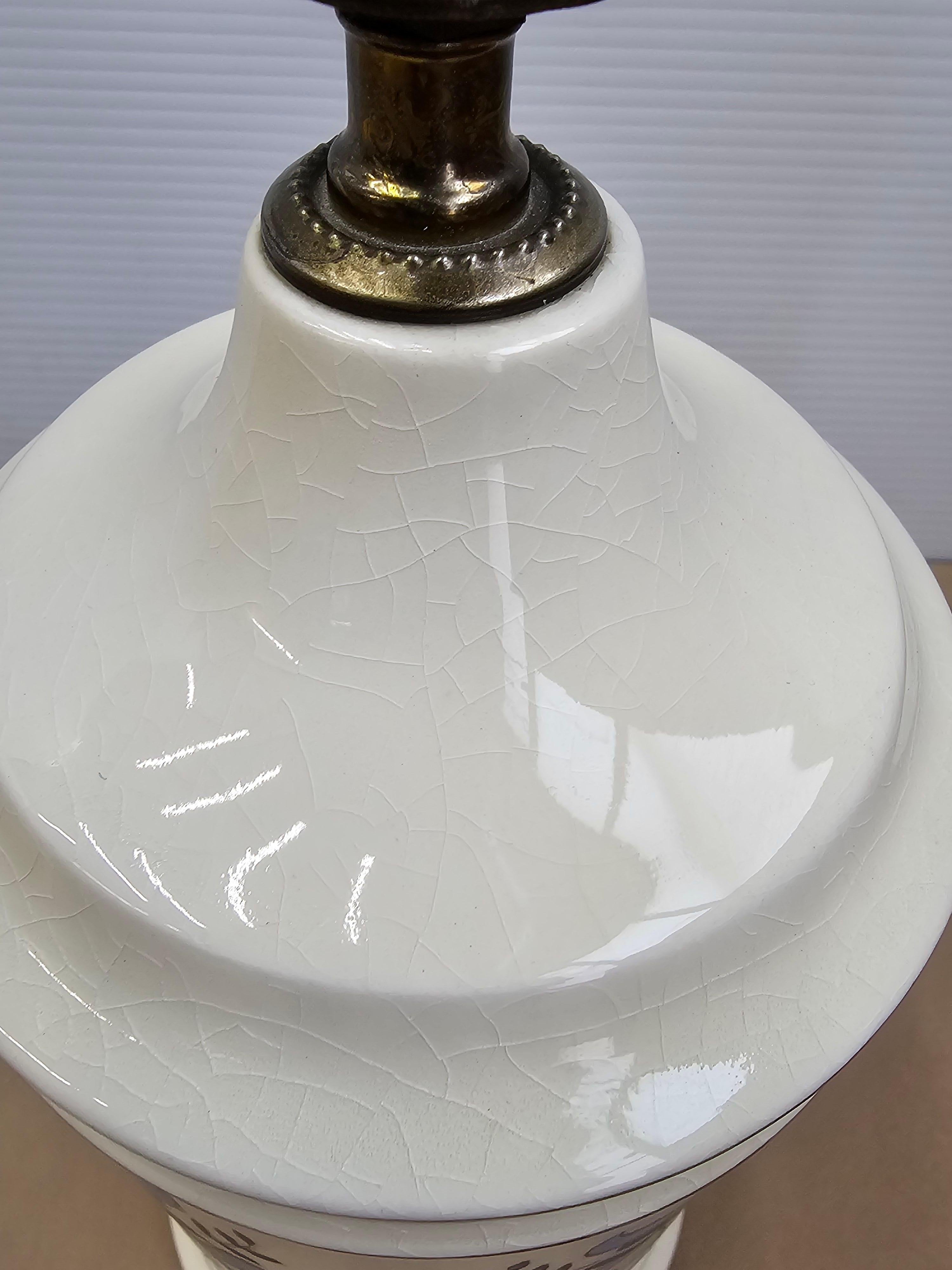 Americano Lampada da tavolo in porcellana con finitura crepata di metà secolo con fiori bianchi e blu in vendita