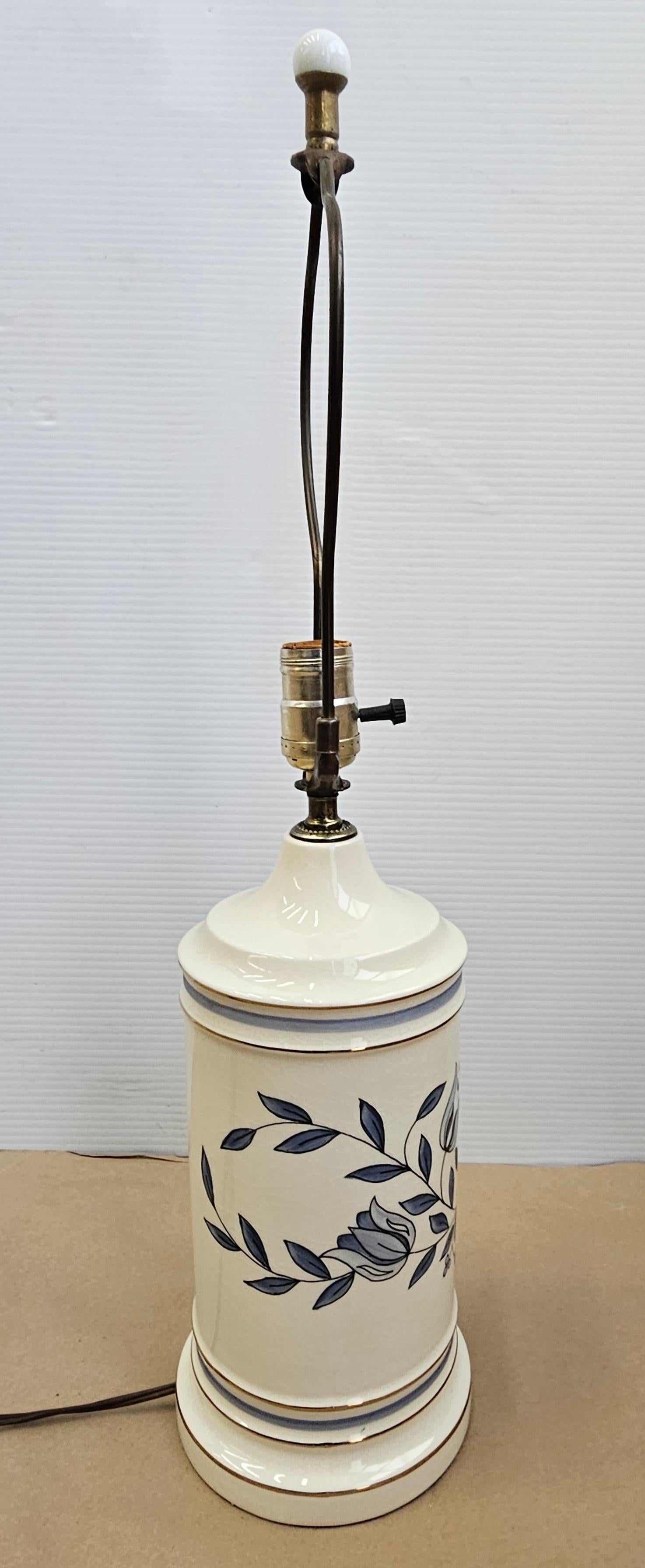 Dipinto Lampada da tavolo in porcellana con finitura crepata di metà secolo con fiori bianchi e blu in vendita