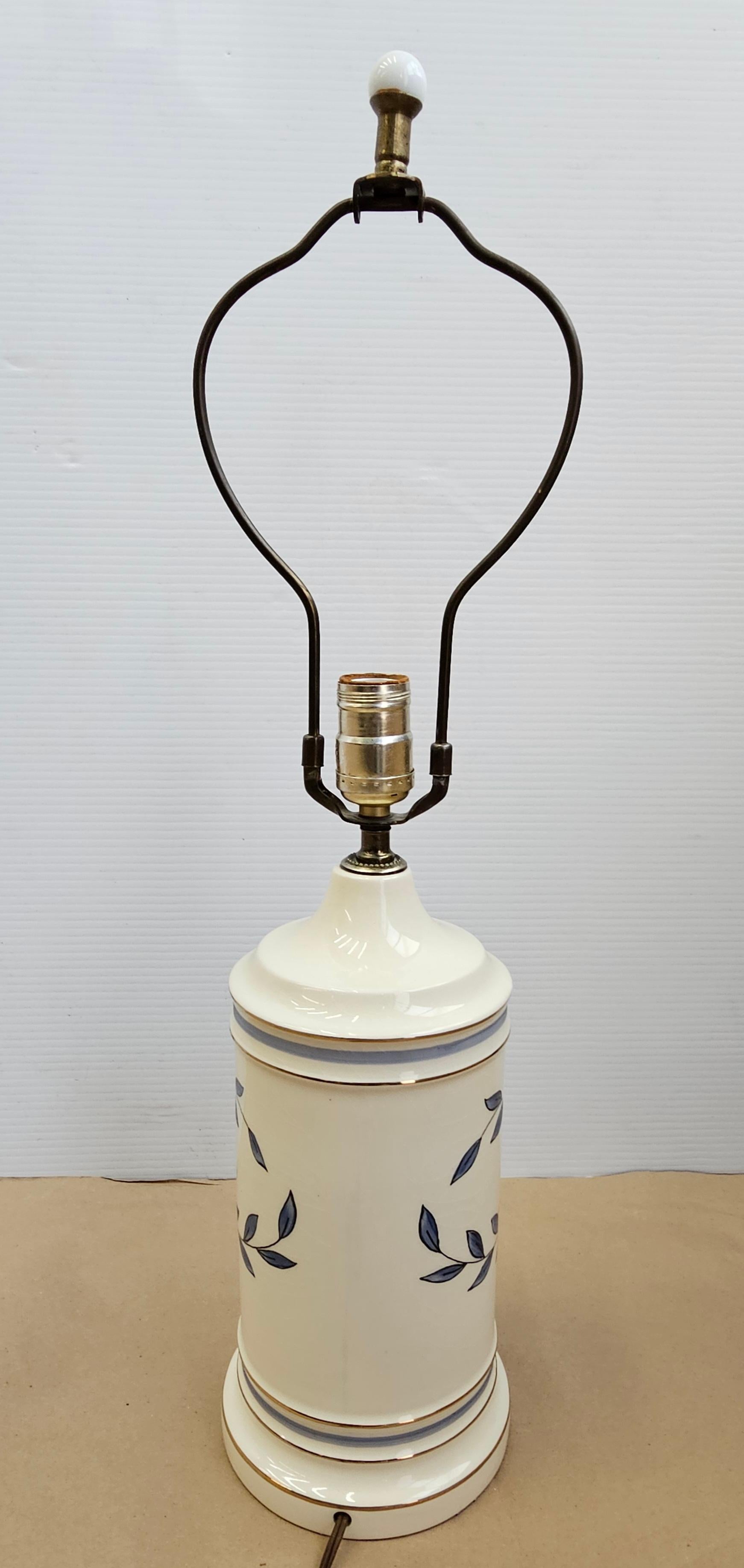 Lampada da tavolo in porcellana con finitura crepata di metà secolo con fiori bianchi e blu In condizioni buone in vendita a Germantown, MD