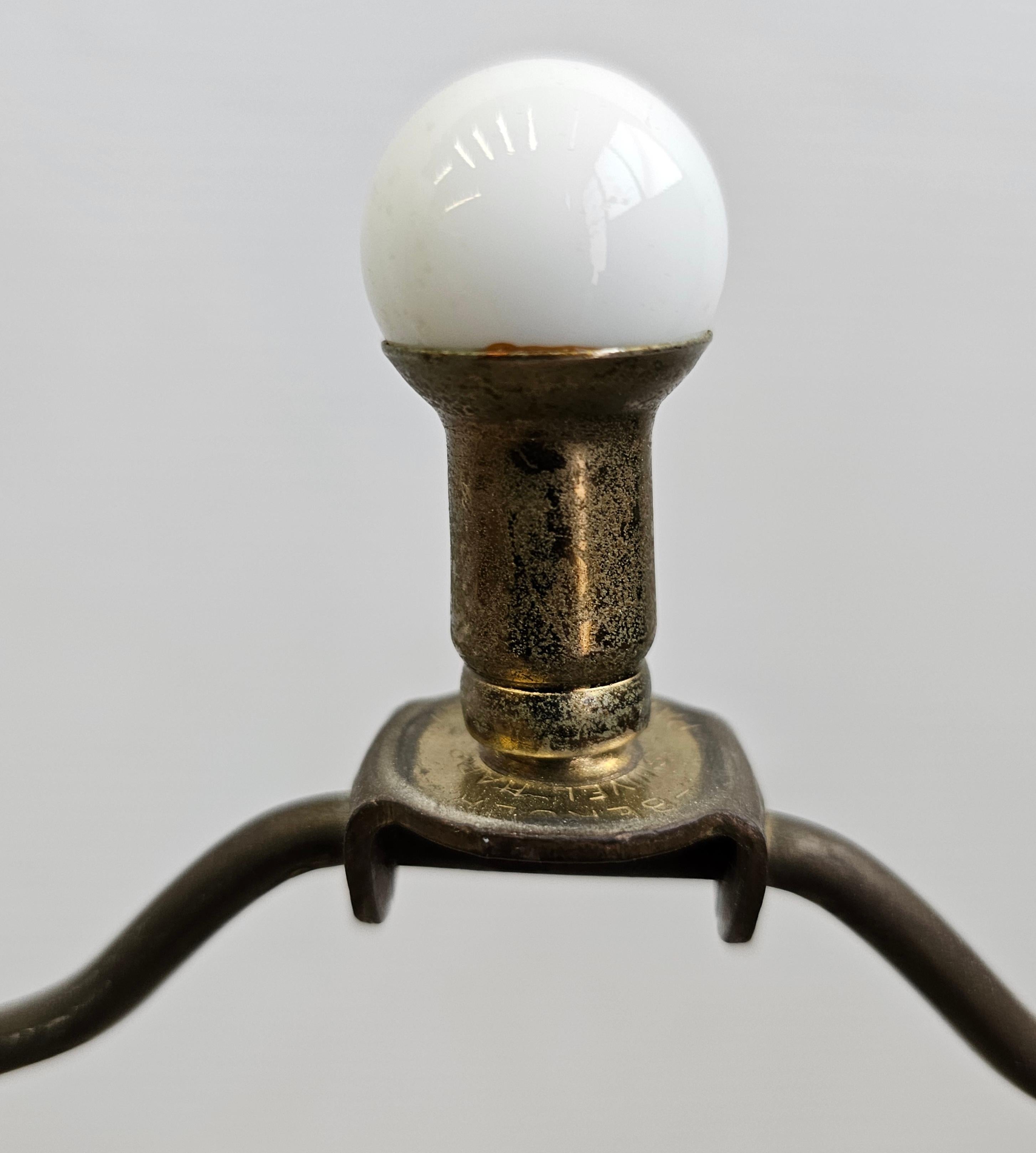 XX secolo Lampada da tavolo in porcellana con finitura crepata di metà secolo con fiori bianchi e blu in vendita