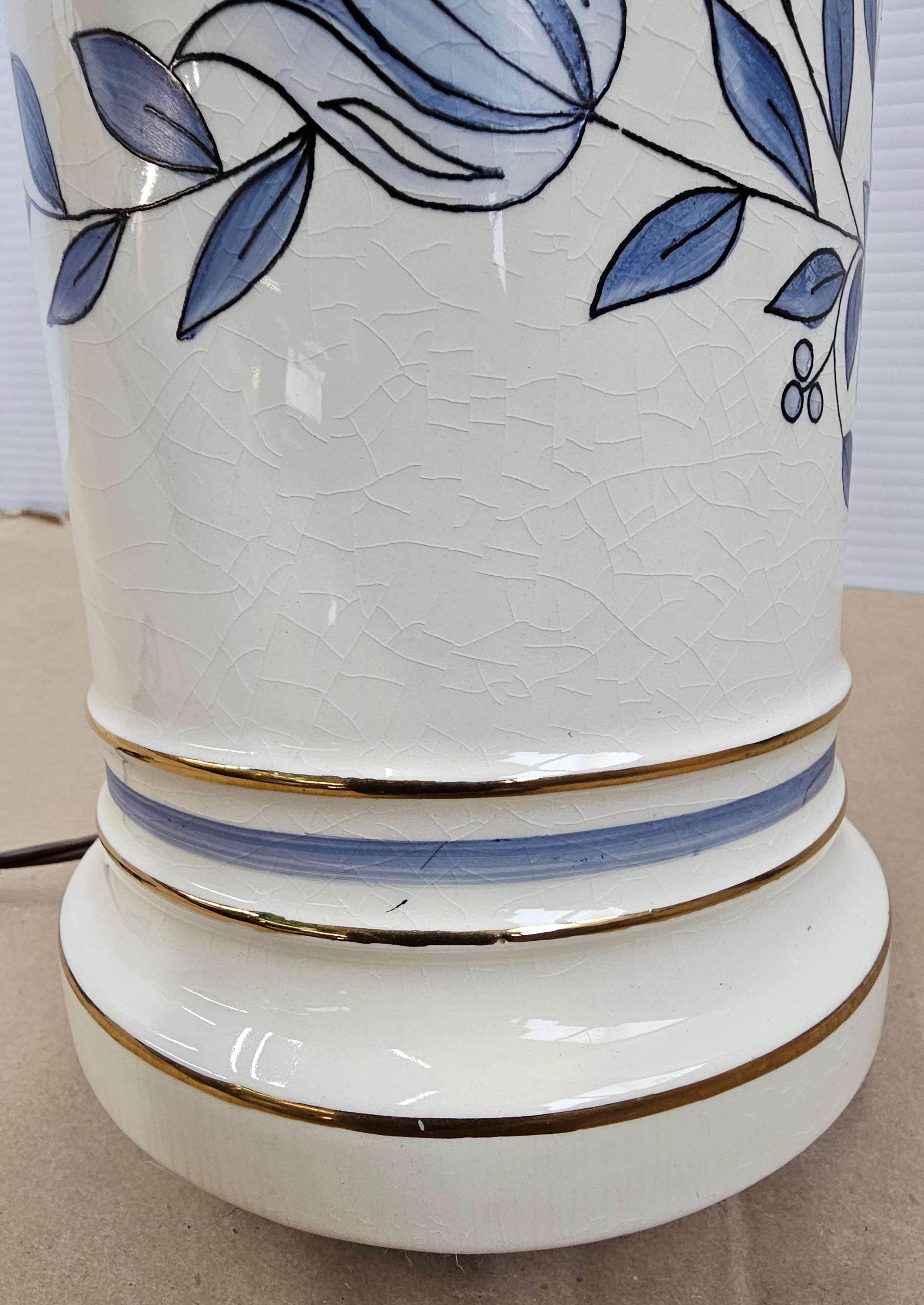 Porcellana Lampada da tavolo in porcellana con finitura crepata di metà secolo con fiori bianchi e blu in vendita