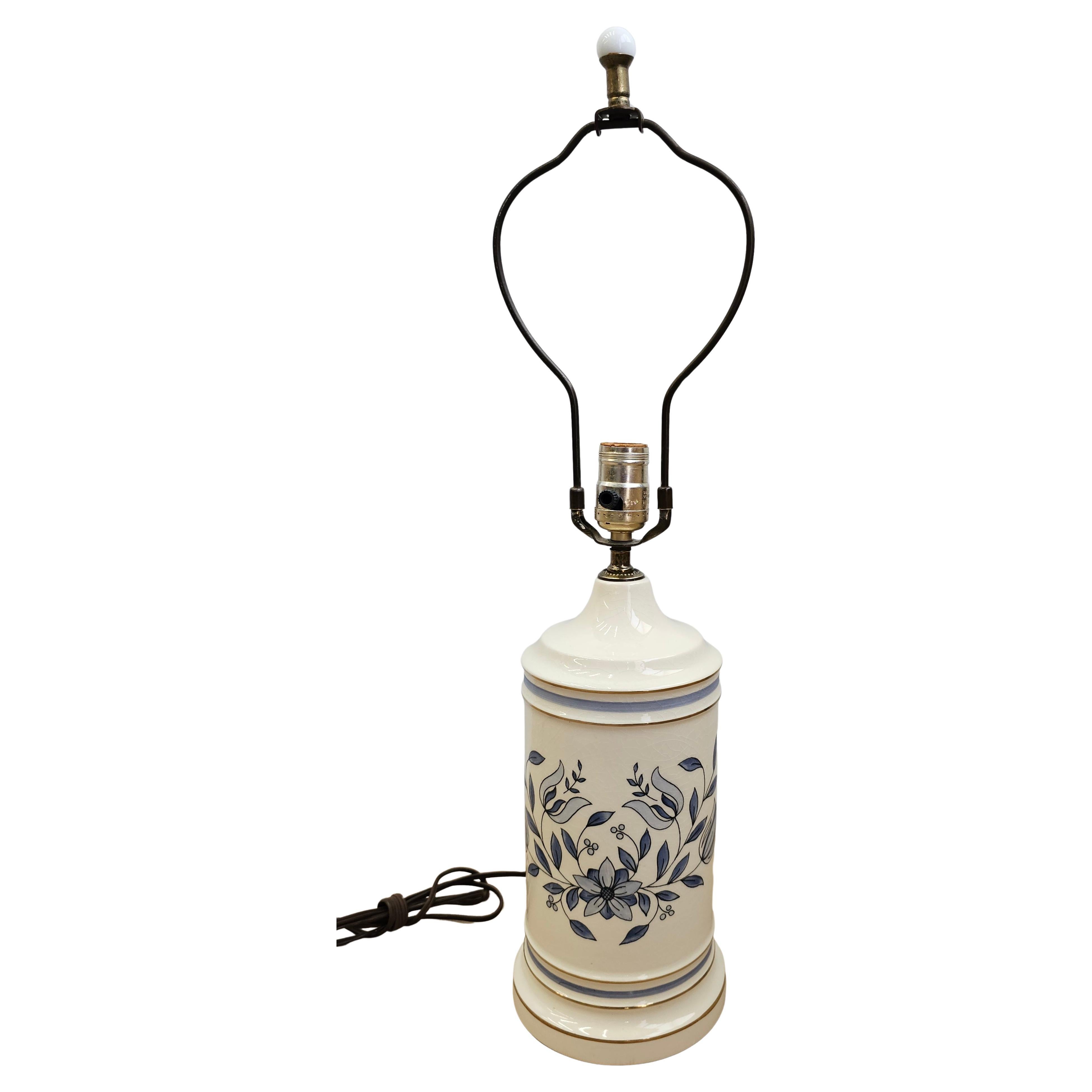 Lampada da tavolo in porcellana con finitura crepata di metà secolo con fiori bianchi e blu in vendita