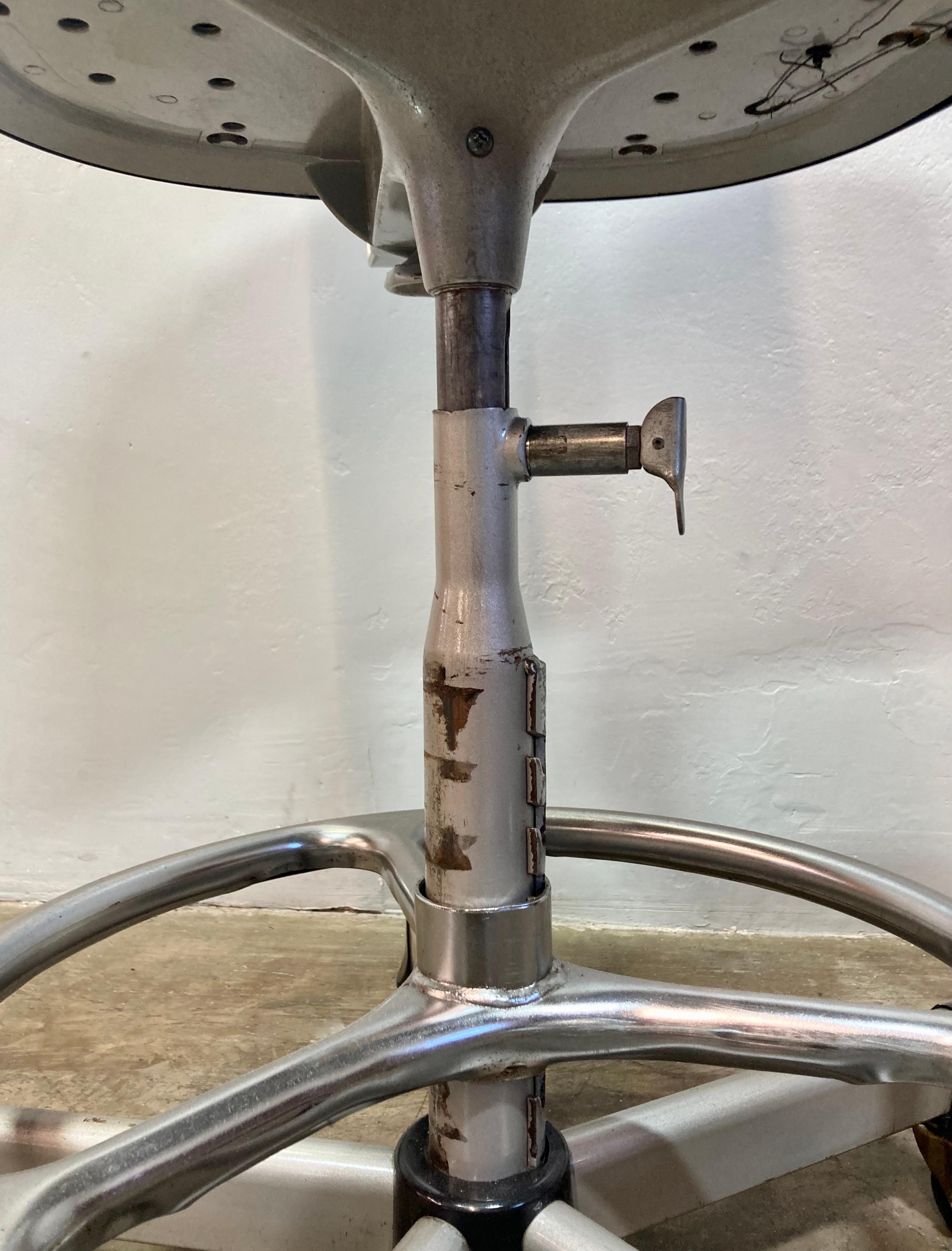 Taburete industrial rodante de dibujo Cramer de mediados de siglo Industrial en venta