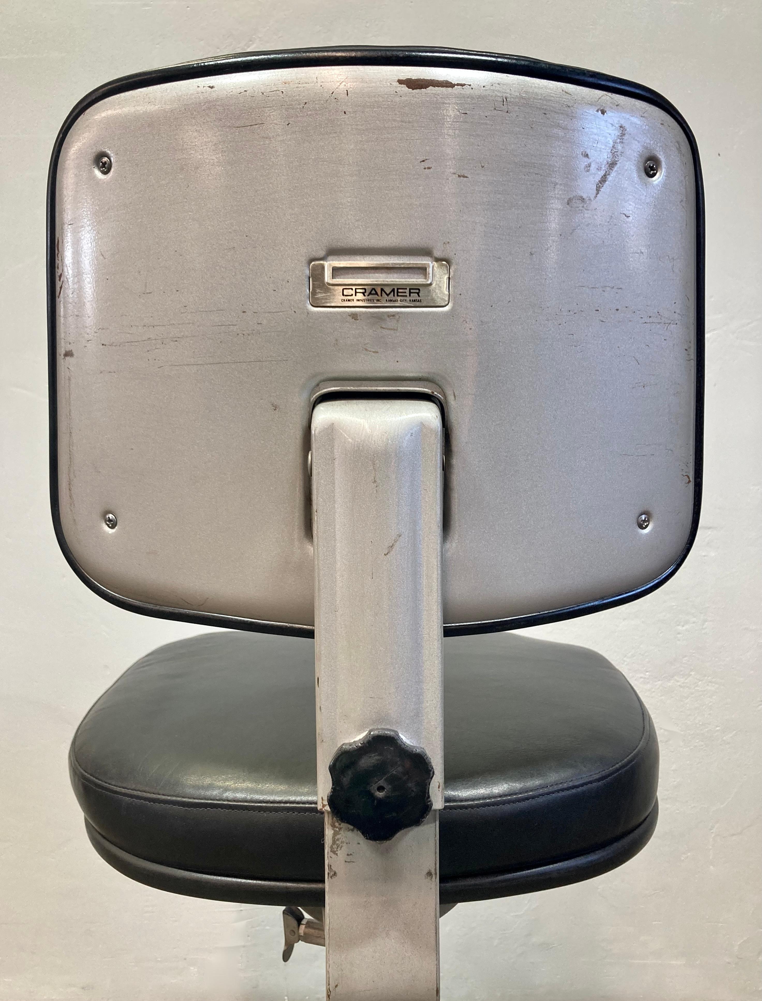 Taburete industrial rodante de dibujo Cramer de mediados de siglo en Bueno estado para la venta en Alhambra, CA