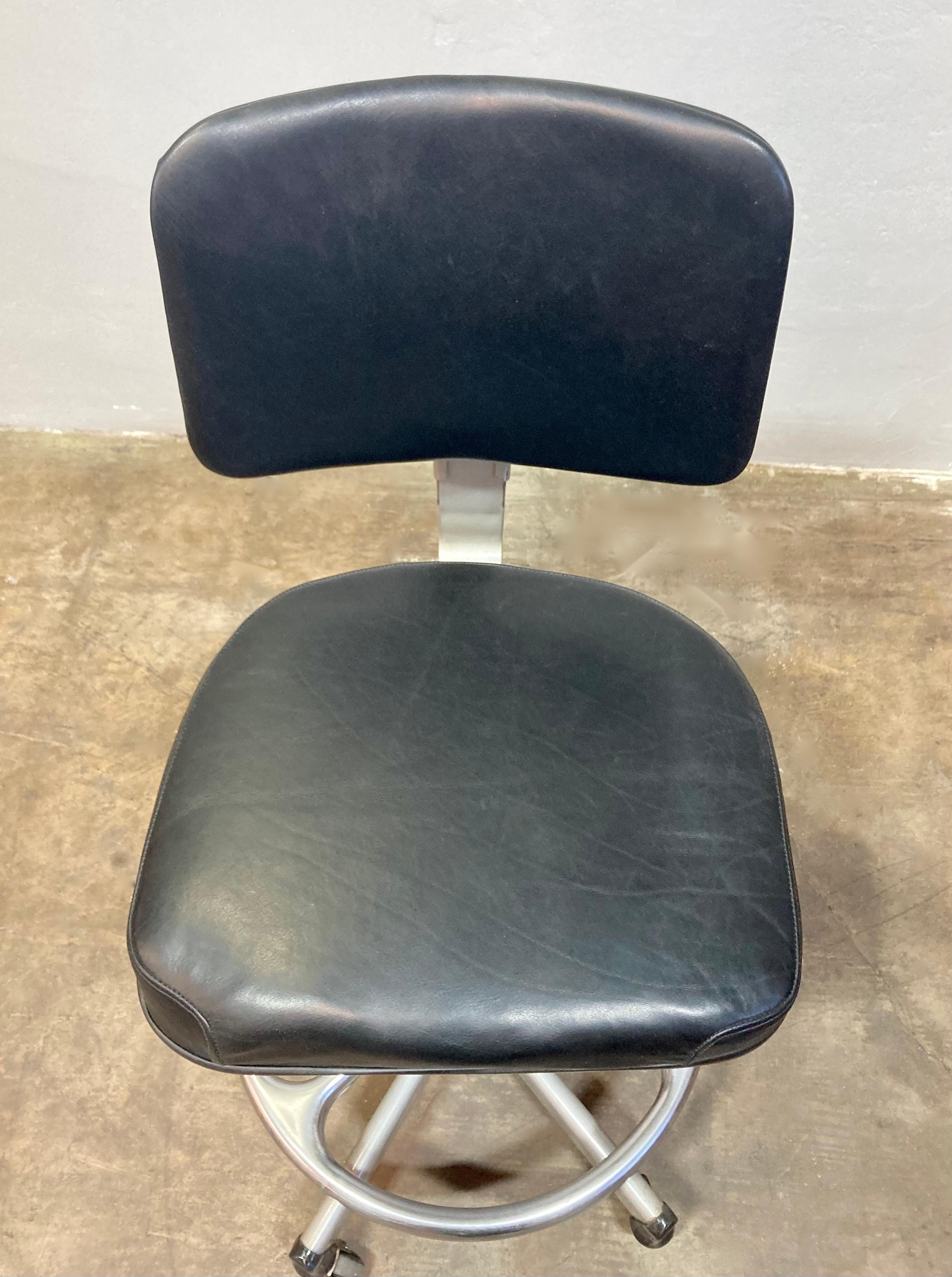 Taburete industrial rodante de dibujo Cramer de mediados de siglo Aluminio en venta