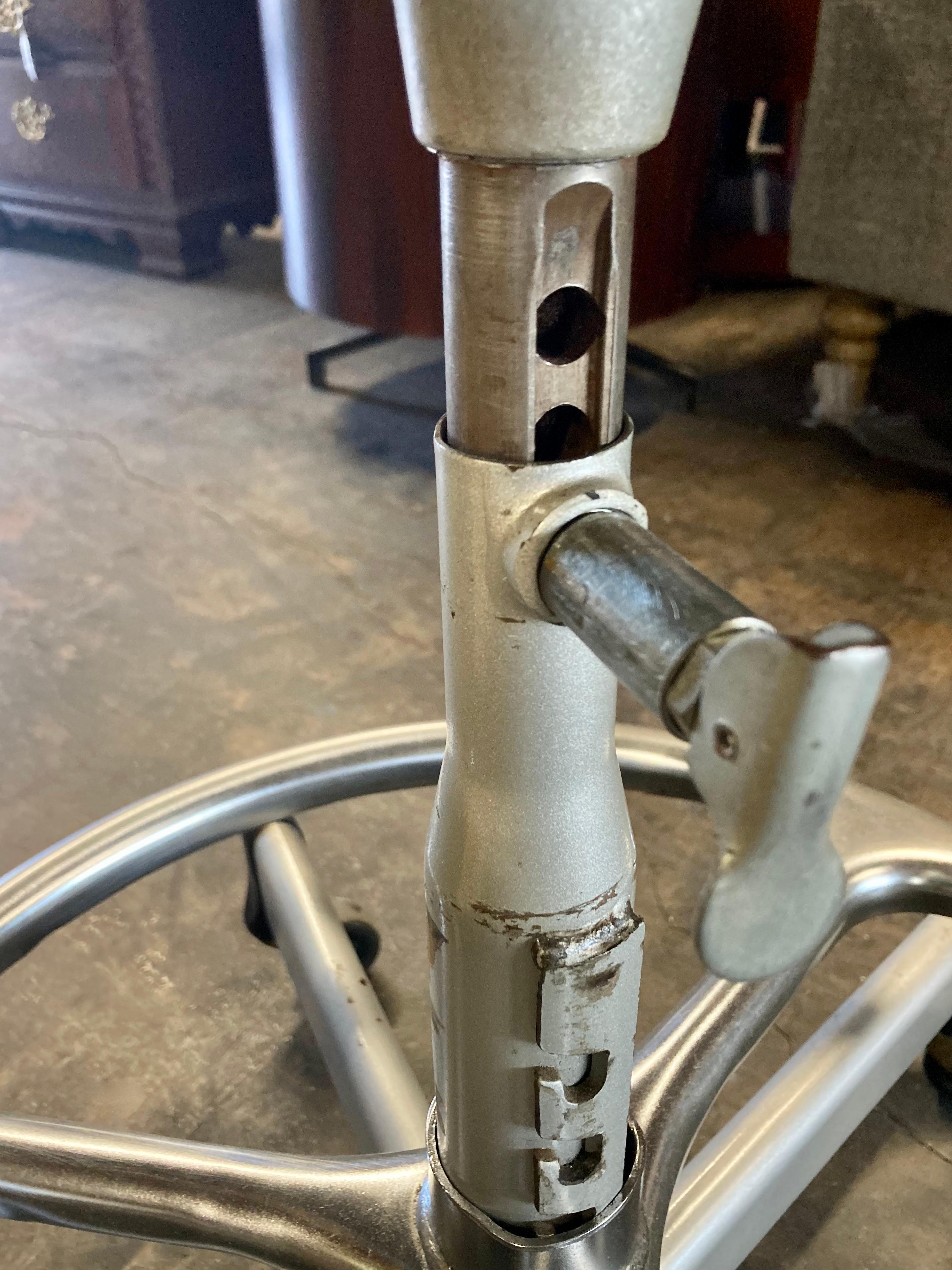 Taburete industrial rodante de dibujo Cramer de mediados de siglo en venta 1