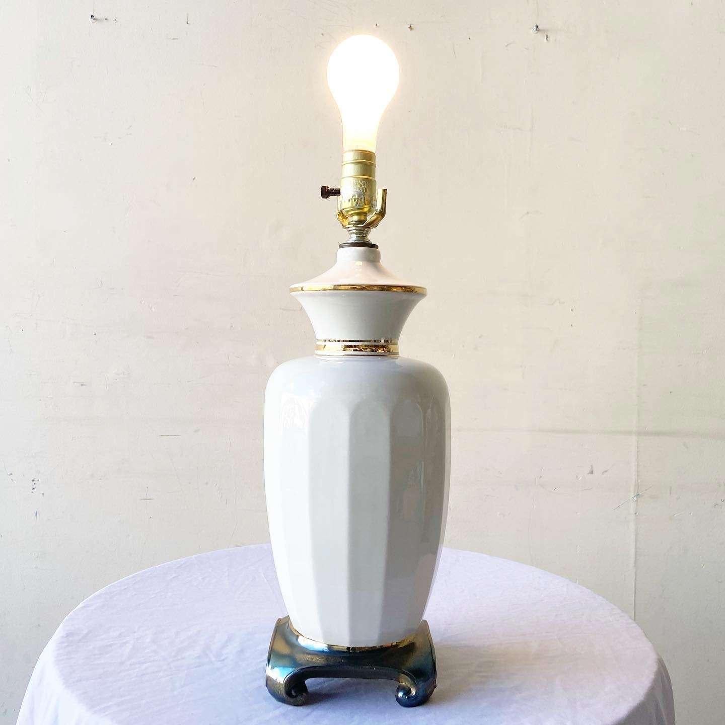 Mid Century Cream and Gold Table Lamp In Good Condition For Sale In Delray Beach, FL