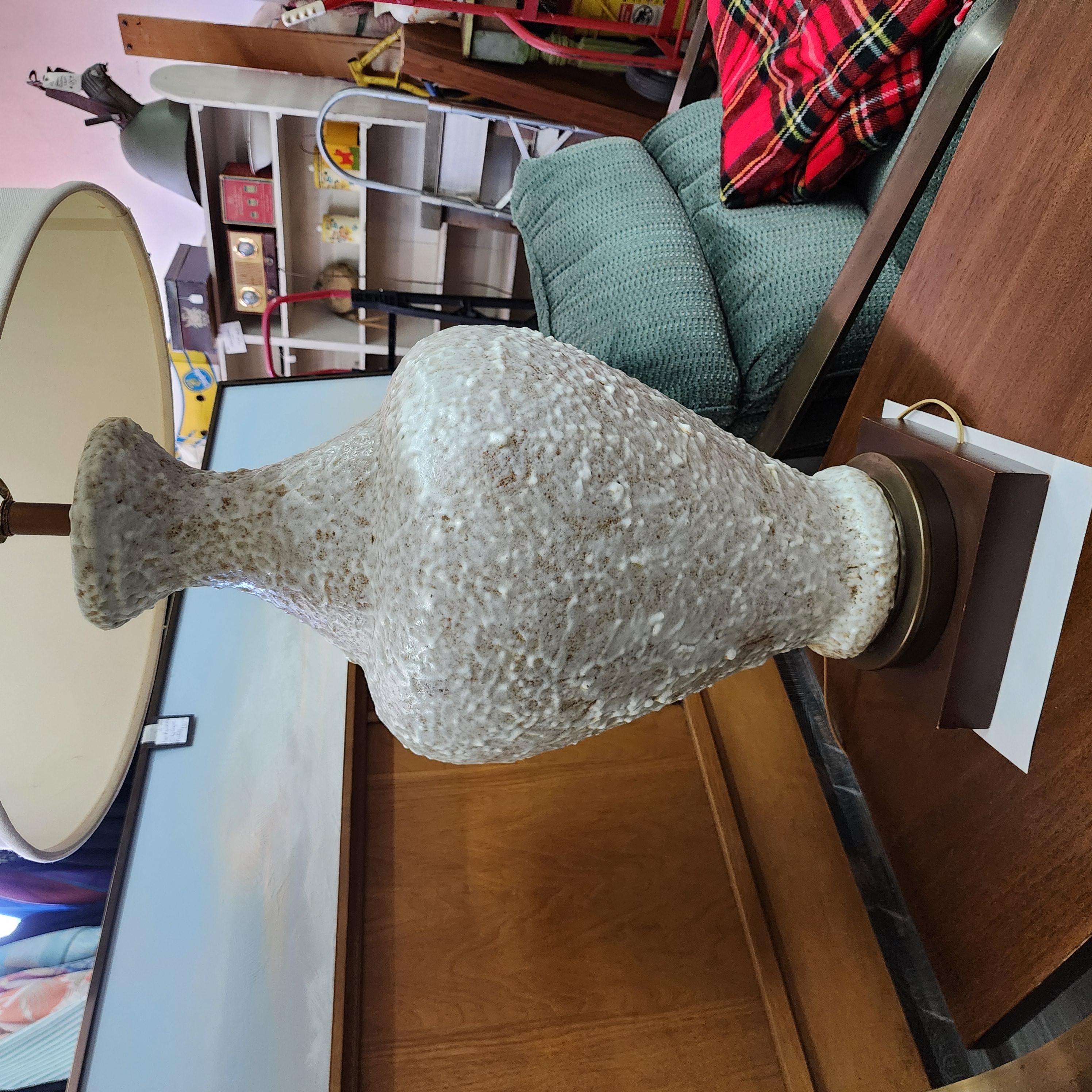 Mid-Century Cream and White Glazed Textured Ceramic Lamp In Fair Condition For Sale In Bay City, MI
