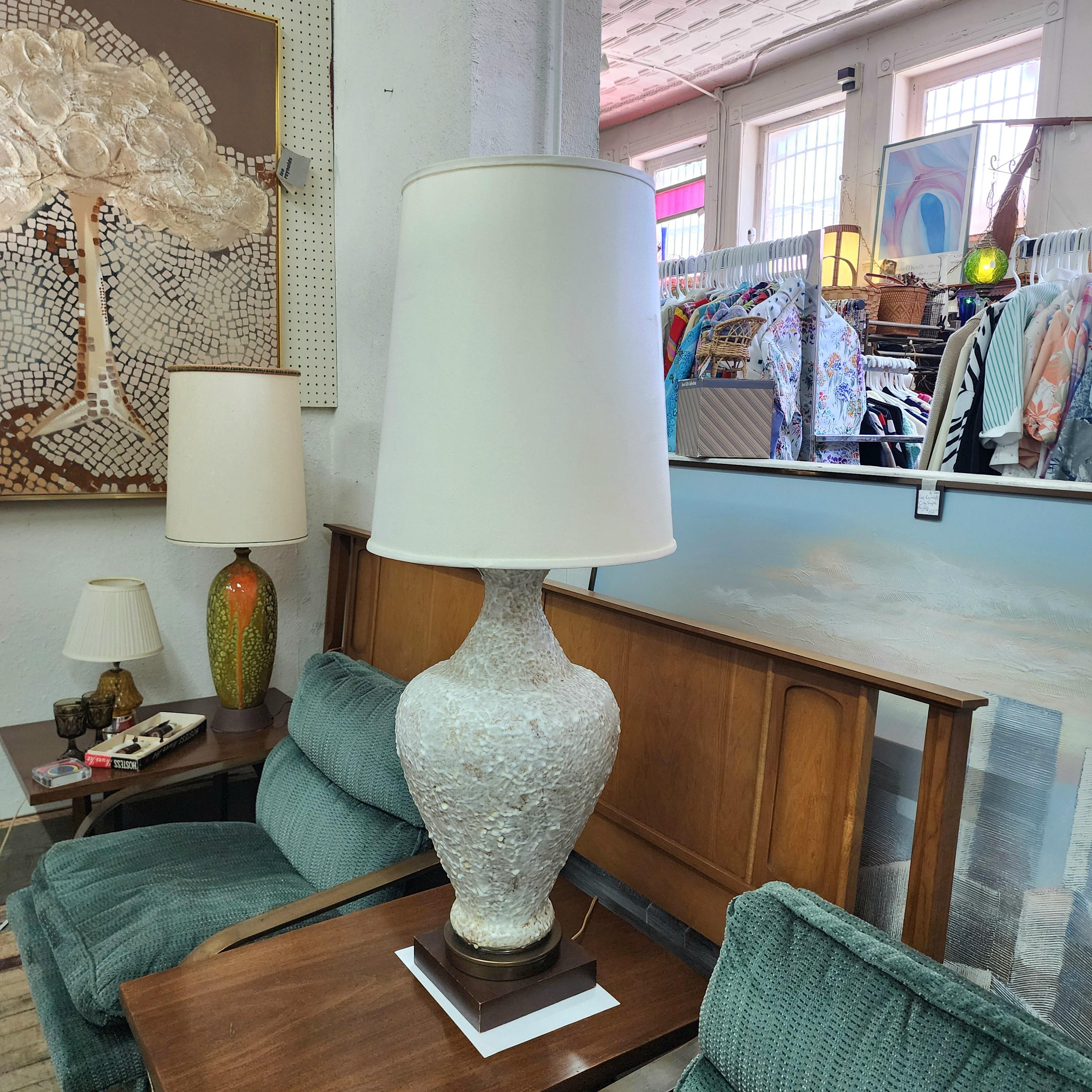 Cremefarbene und weiß glasierte Keramiklampe aus der Mitte des Jahrhunderts im Zustand „Relativ gut“ im Angebot in Bay City, MI