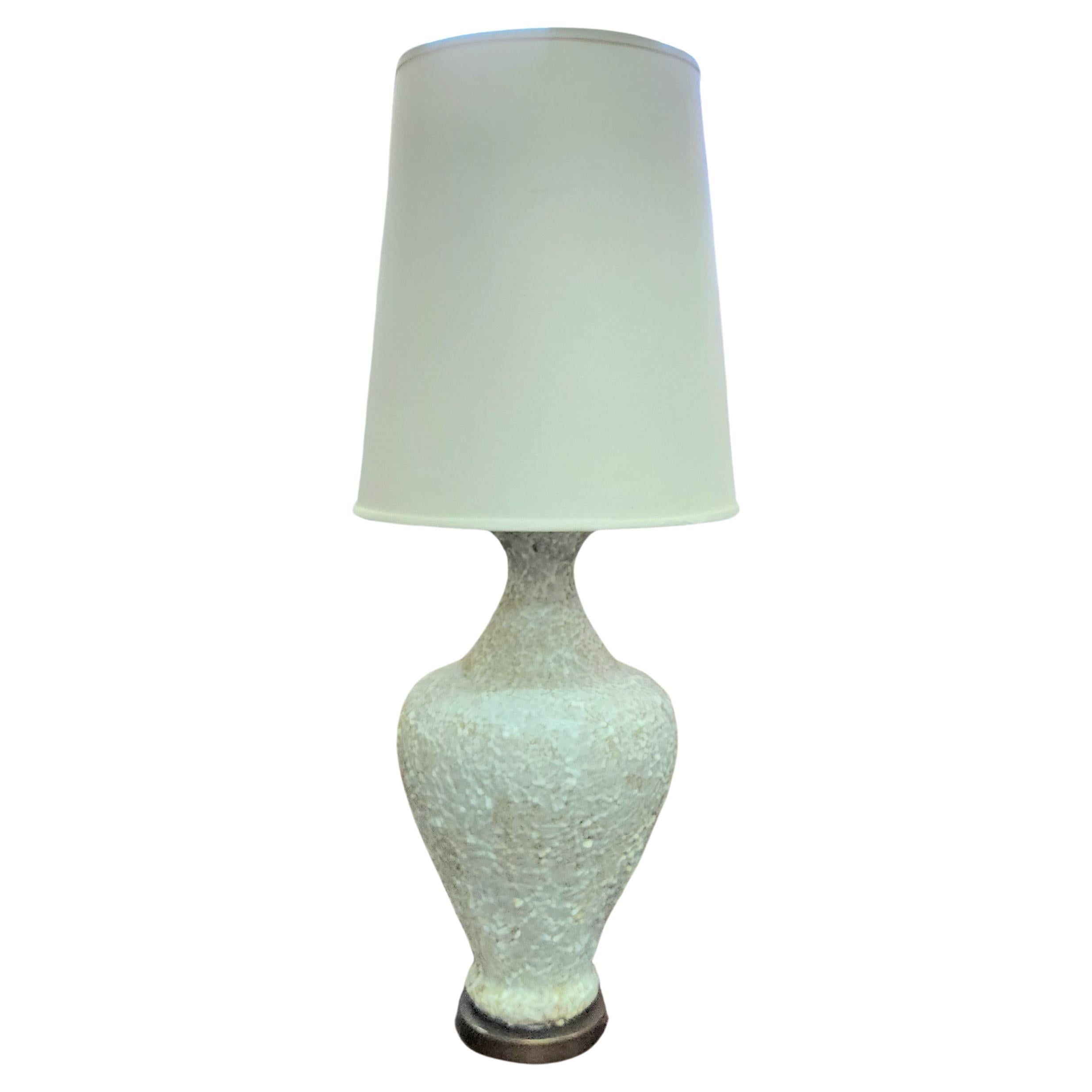 Cremefarbene und weiß glasierte Keramiklampe aus der Mitte des Jahrhunderts im Angebot