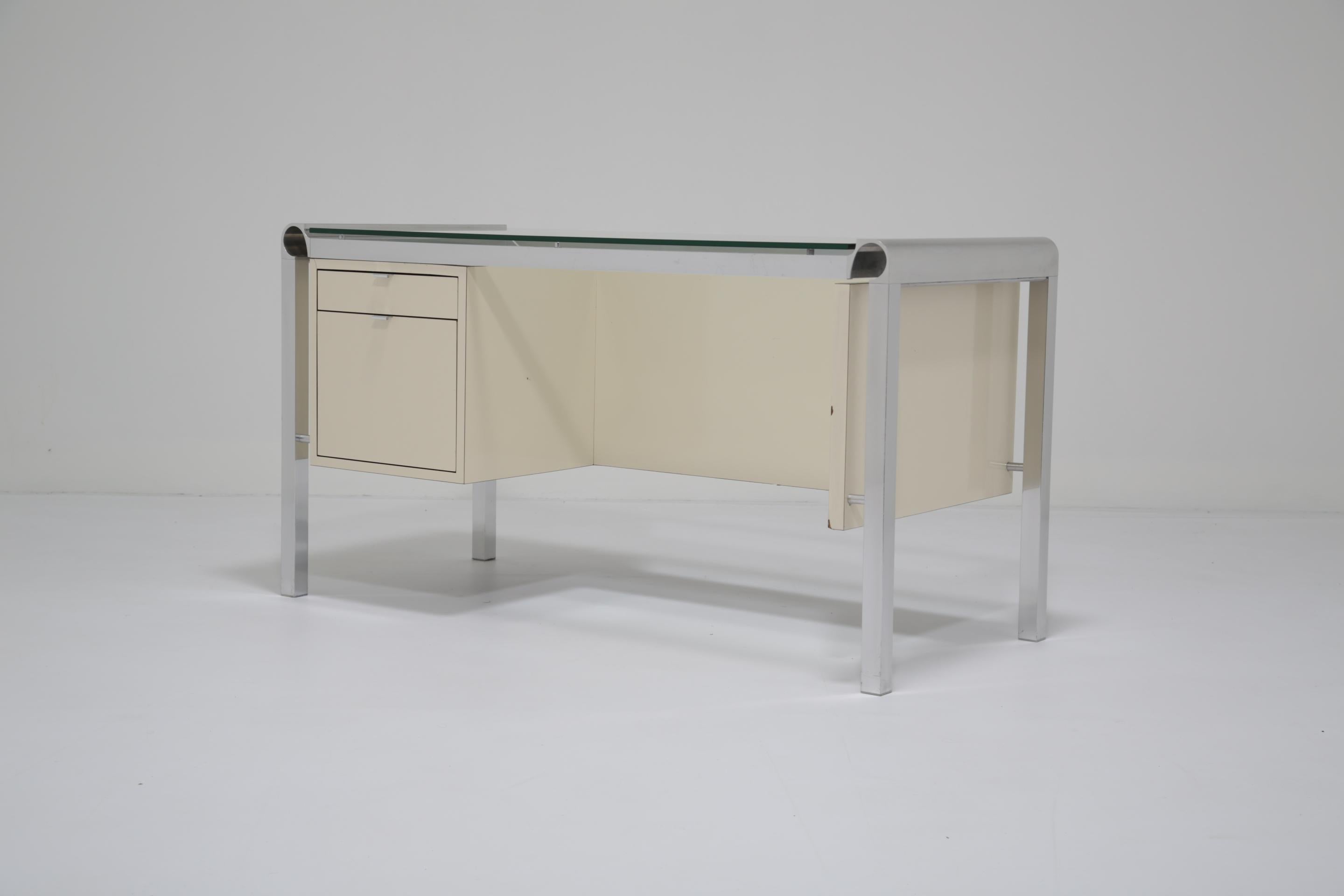 Schreibtisch aus der Mitte des Jahrhunderts, cremefarbener Lack, Chrom und Glas von Pierre Cardin, 1970er Jahre. im Angebot 3