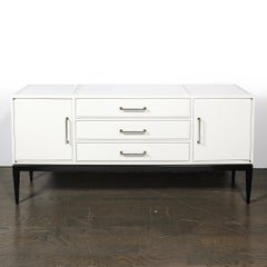 Credenza in laccato color crema con supporti in laccato nero, in stile Mid-Century, di Tommi Parzinger