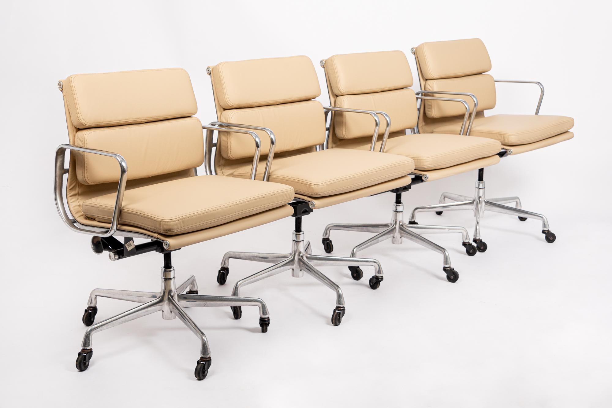 Chaise de bureau du milieu du siècle dernier en cuir crème par Eames pour Herman Miller en vente 3