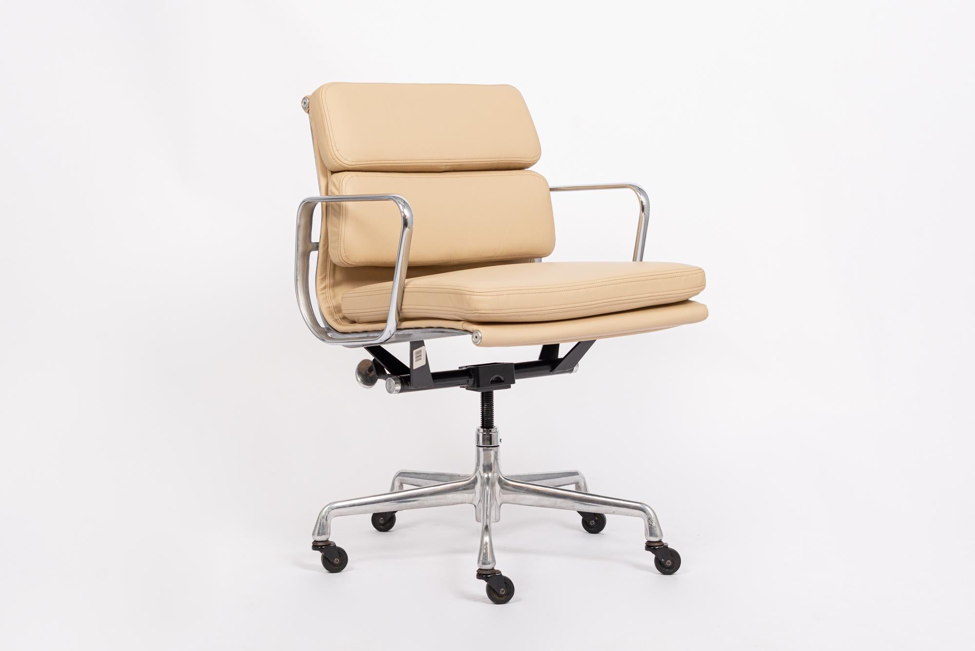 This authentic Eames for Herman Miller Soft Pad Management Height cream leather office chair from the Aluminum Group Collection was manufactured in the 2000s. This classic mid century modern office chair was first introduced in 1969 by Charles and