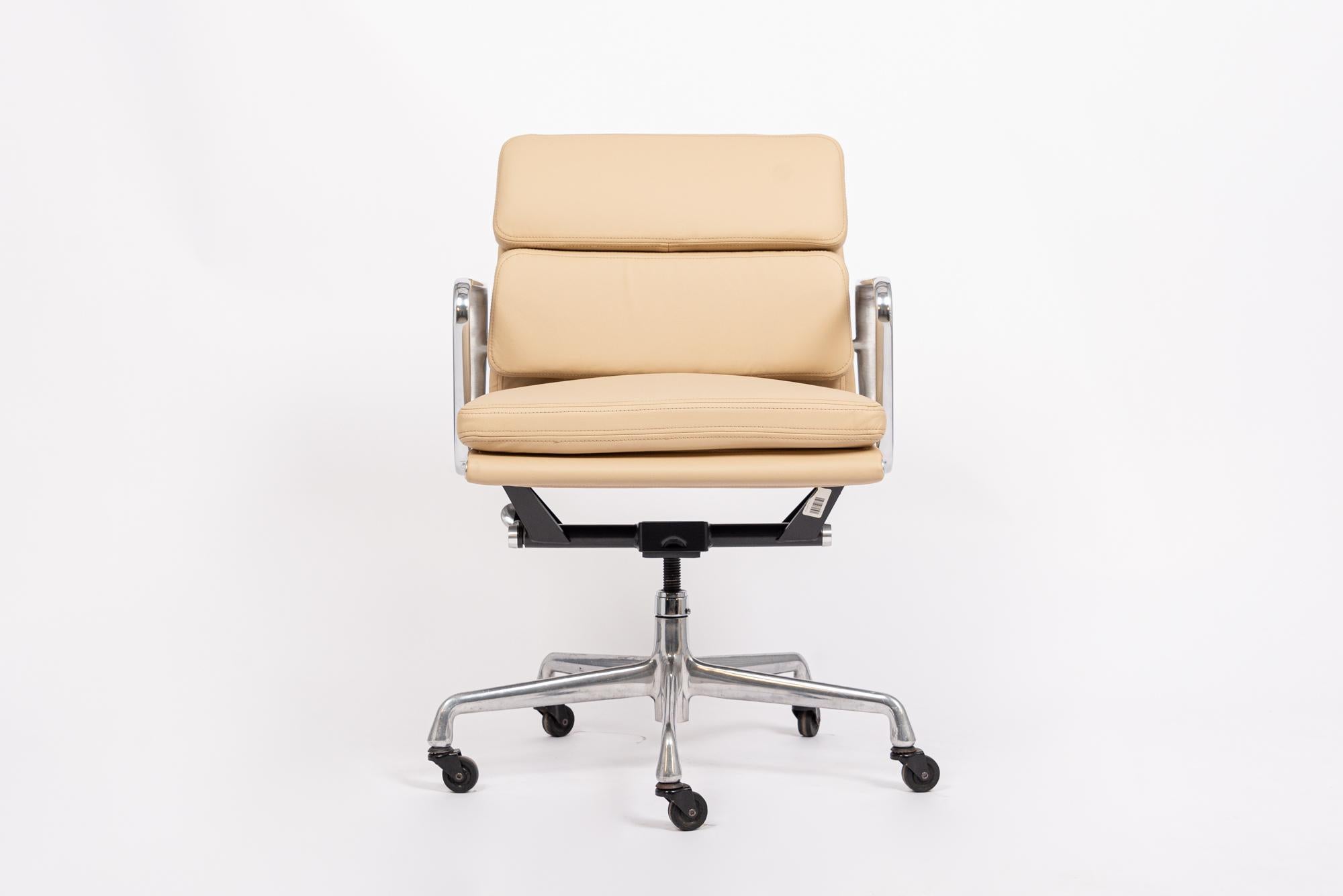 Mid-Century Modern Mid Century Cream Leather Office Chair by Eames for Herman Miller For Sale