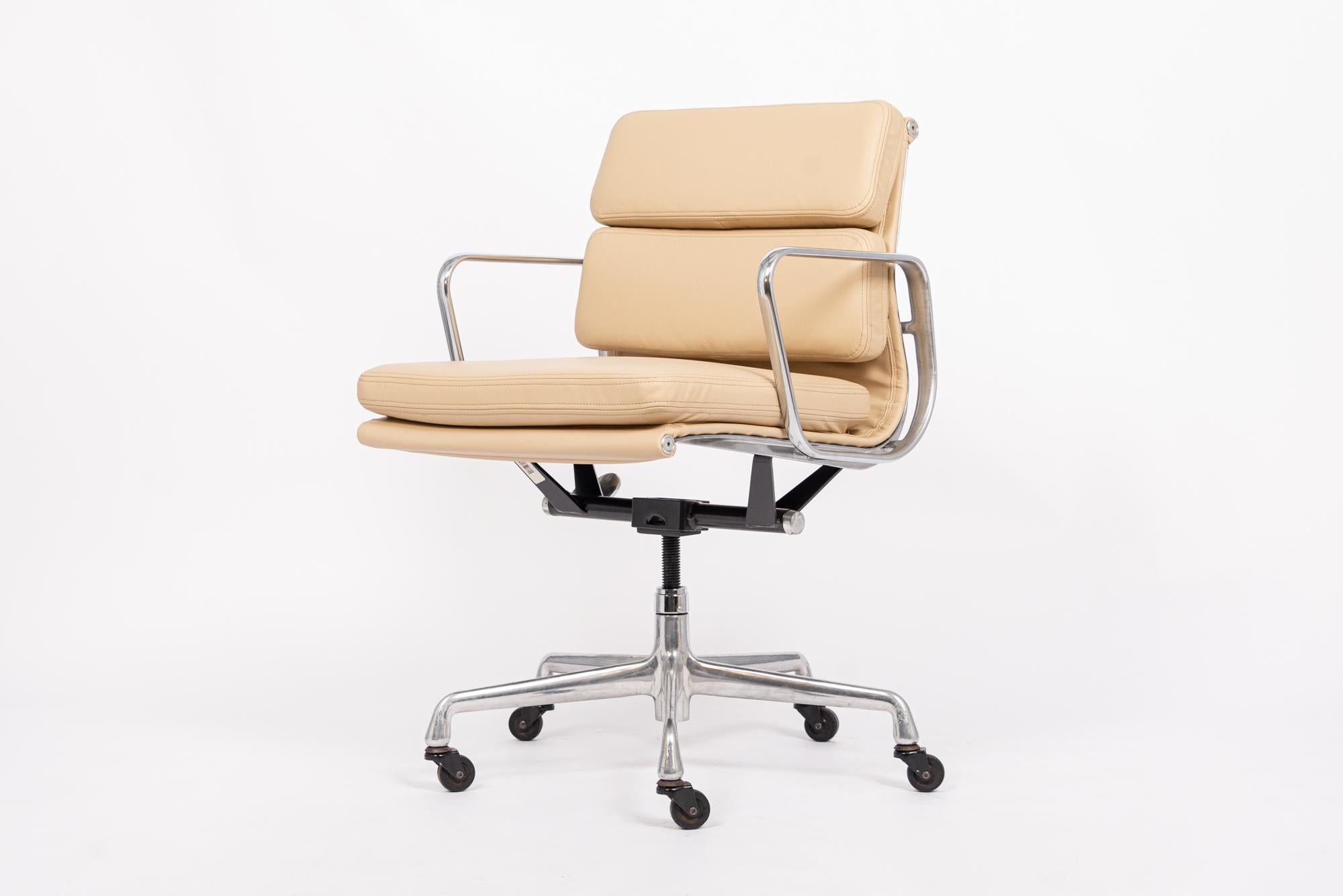 Bürostuhl aus cremefarbenem Leder von Eames für Herman Miller aus der Mitte des Jahrhunderts (amerikanisch) im Angebot