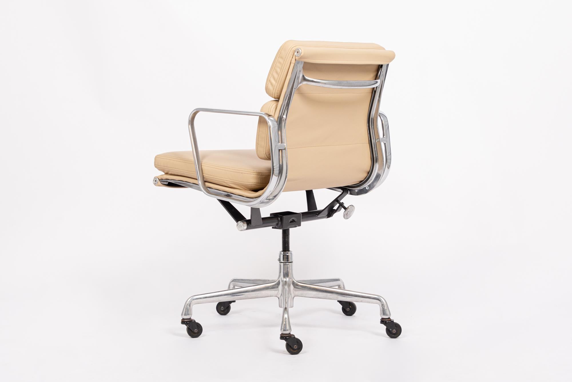 Chaise de bureau du milieu du siècle dernier en cuir crème par Eames pour Herman Miller Bon état - En vente à Detroit, MI