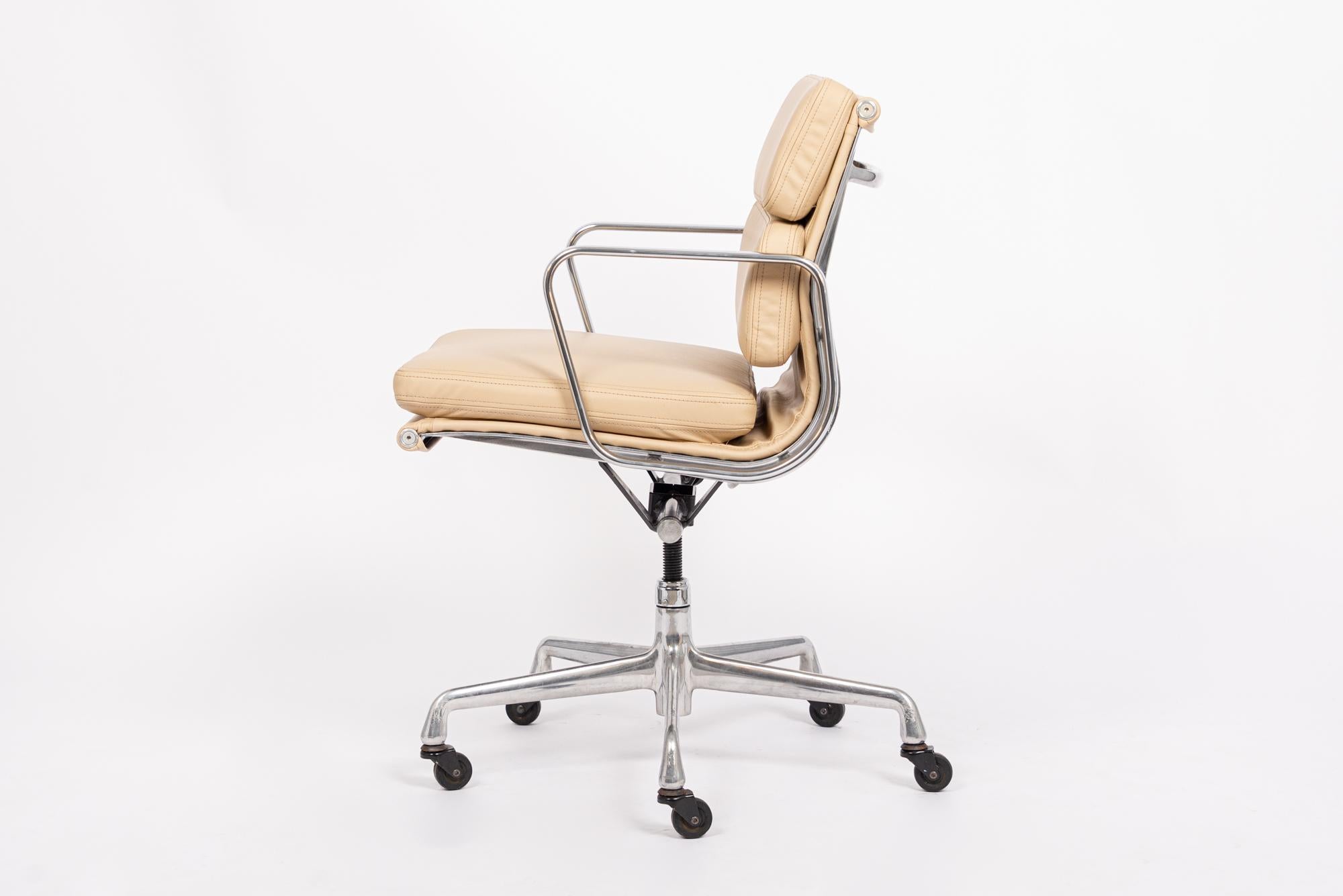 XXIe siècle et contemporain Chaise de bureau du milieu du siècle dernier en cuir crème par Eames pour Herman Miller en vente