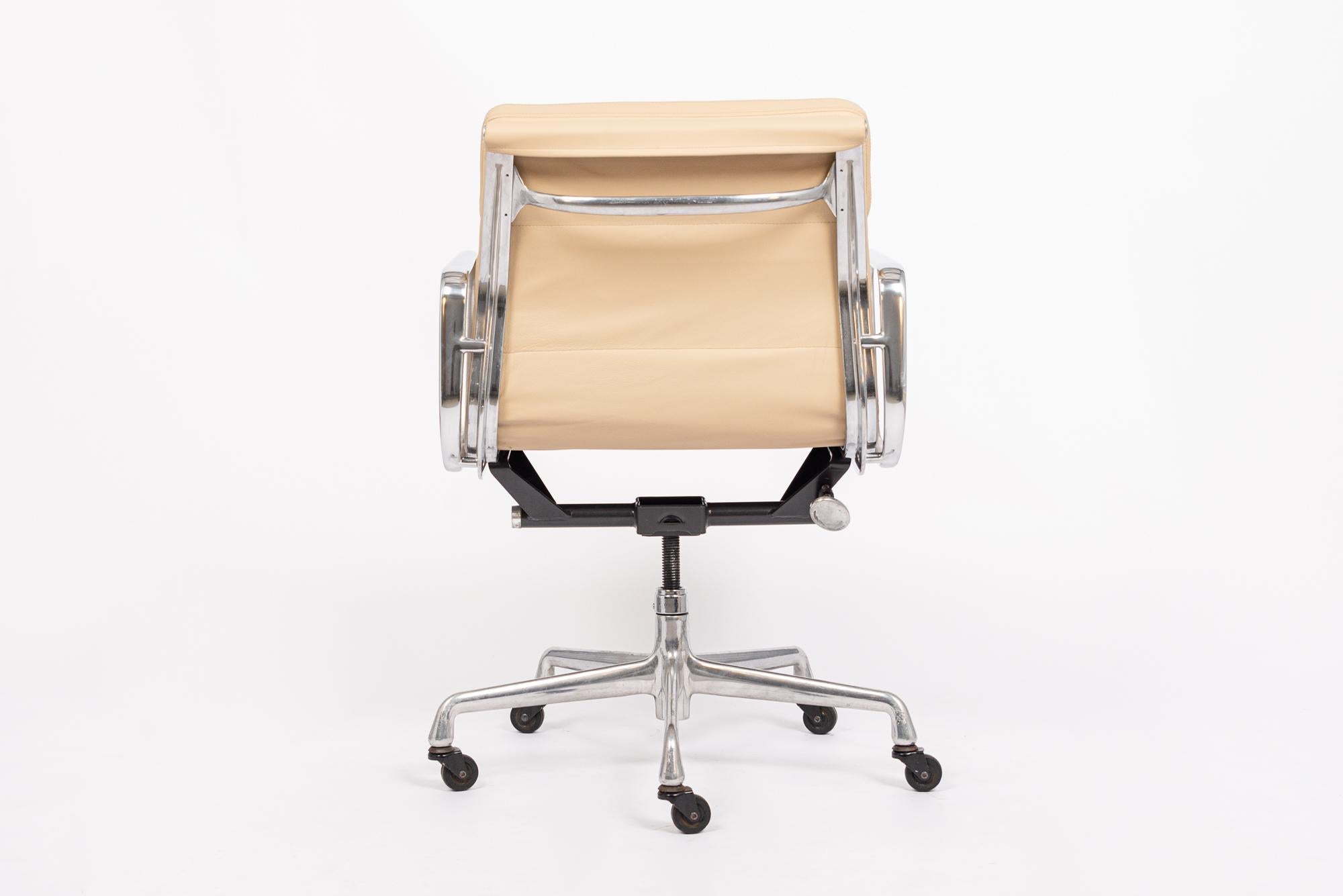 Bürostuhl aus cremefarbenem Leder von Eames für Herman Miller aus der Mitte des Jahrhunderts (Aluminium) im Angebot