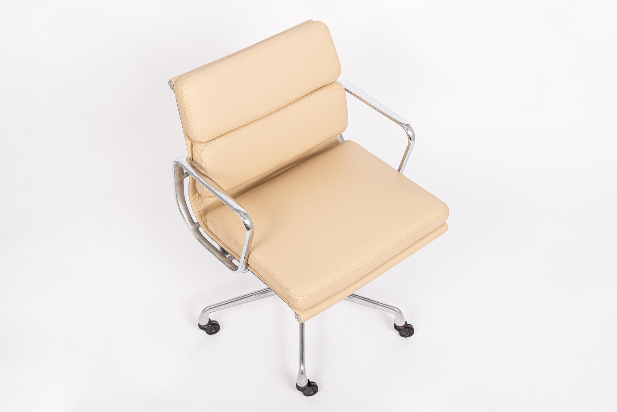 Bürostuhl aus cremefarbenem Leder von Eames für Herman Miller aus der Mitte des Jahrhunderts im Angebot 1
