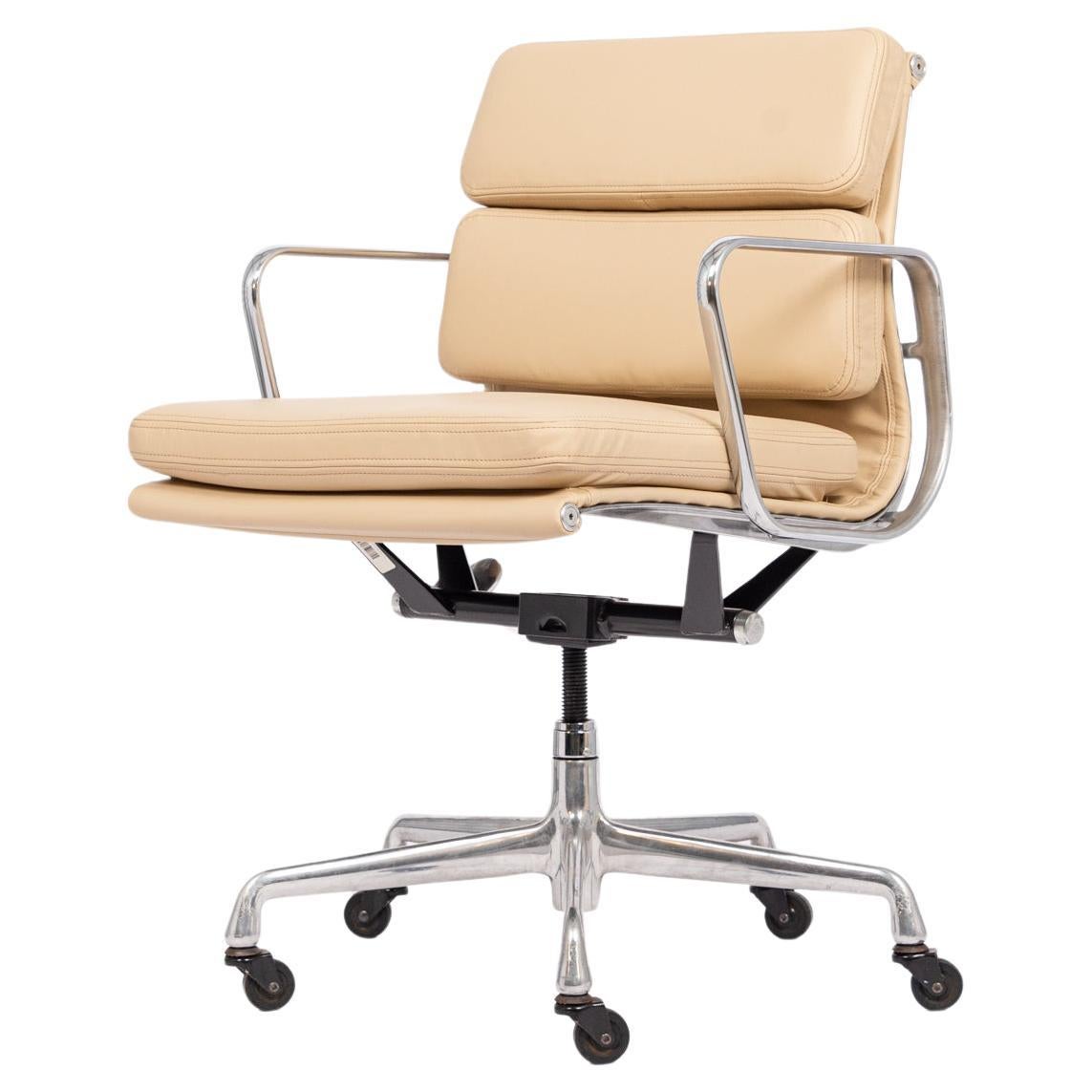 Chaise de bureau du milieu du siècle dernier en cuir crème par Eames pour Herman Miller en vente